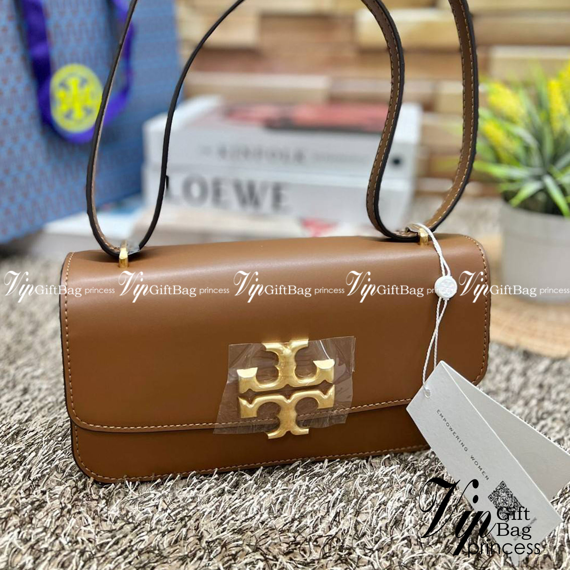TORY BURCH ELEANOR CONVERTIBLE SHOULDER BAG ((89644)) รุ่นใหม่ สวยตามคนดังเซเลบกันเลยค่า! พร้อมส่ง ห้ามพลาดก่อนหมด ต้องมีติดตัวสักใบค่า กระเป๋าหิ้ว//คล้องไหล่ หรือสะพายข้างได้ หนังแท้เรียบ ผิวลื่น หรูมากๆสำหรับรุ่นนี้ เปิด-ปิดกระเป๋าแบบแม่เหล็กโลโก้แบรนด์