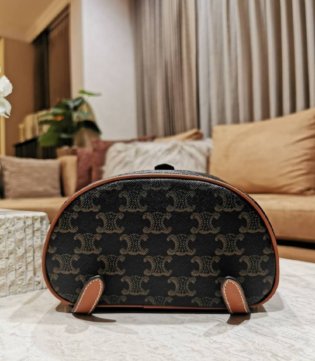 VIP 】CELINE MINI RUCKSACK VIP GIFT WITH PURCHASE (GWP) พรีเมี่ยมกิ๊ฟ Limited Edition จาก CELINE HAUTE PARFUME DUTYFREE COUNTER วัสดุ COATED CANVAS หนังสวยหรูอยู่ทรงกันน้ำเปิดปิดด้วยฝาปิด Belt มีโลโก้แบรนด์และสายรัด Drawstring ภายในโล่งสามารถใส่กระเป๋าสตาง