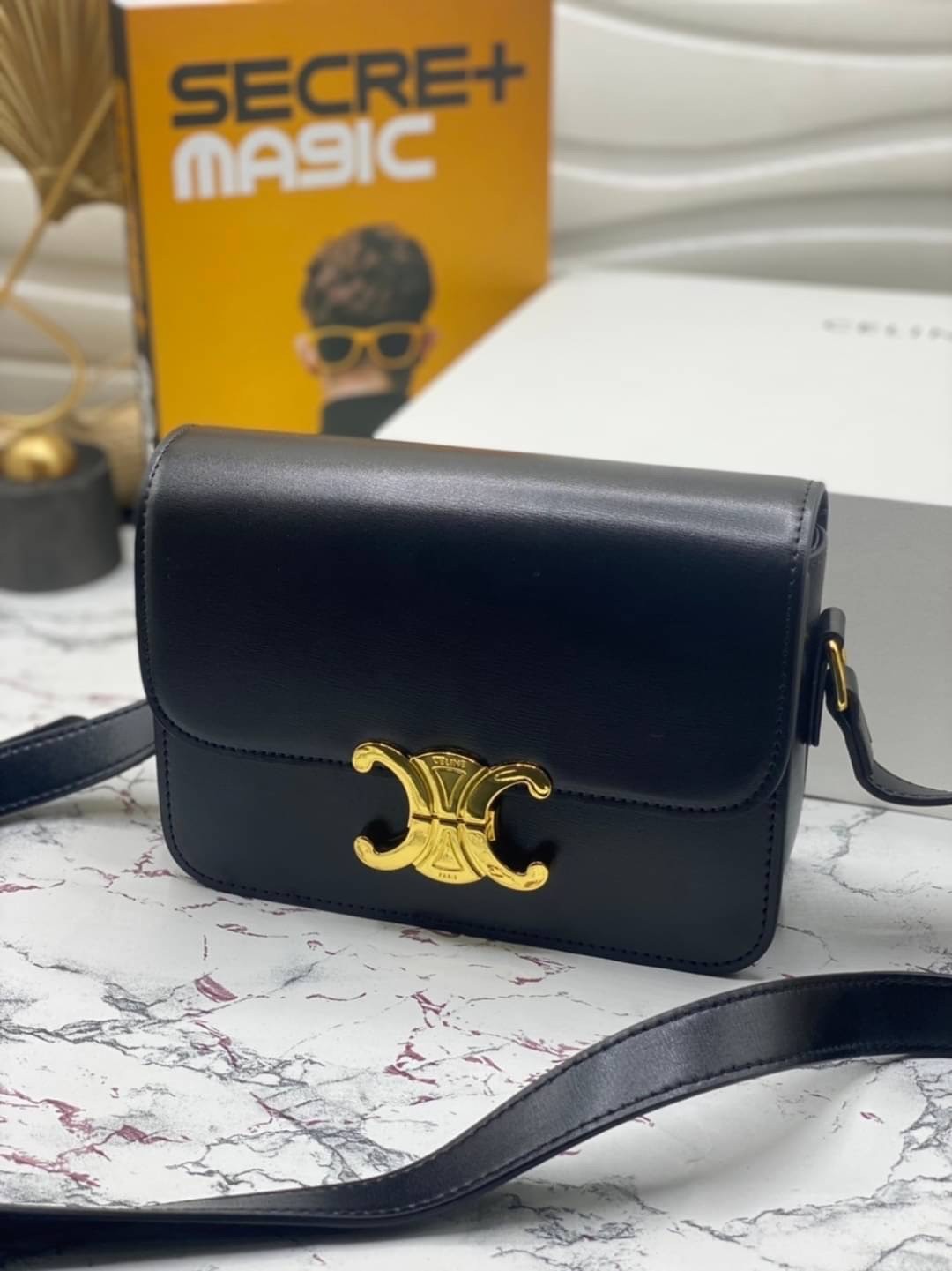 CELINE TRIOMPHE CROSSBODY BAG / CELINE TEEN ดีไซน์ยอดนิยมสไตล์ LISA ทรงสี่เหลี่ยมหนังสวยหรูอยู่ทรงเปิดปิดด้วยฝาปิดโลโก้แบรนด์อะไหล่ทอง ภายในมีช่องหลัก ช่องย่อย และช่องซิป สามารถใส่มือถือของใช้จุกจิกได้เยอะ มาพร้อมสายสะพายหนังยาวปรับระดับได้ จะสะพายไหล่ CR