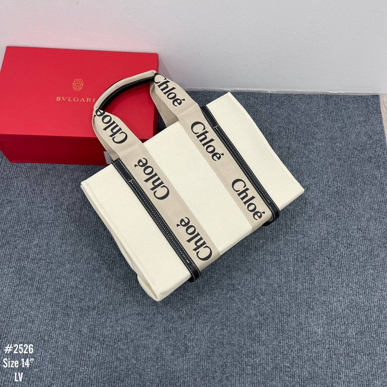 CHLOE Woody tote bag [small size] กระเป๋าทรงโท้ท จุของได้เยอะมาก แบรนด์ดังจากสัญชาติฝรั่งเศส เป็นที่ชื่นชอบของเซเลบริตี โคลเอ้รุ่นนี้เป็นสไตล์วินเทจ เรียบหรูและดูดี