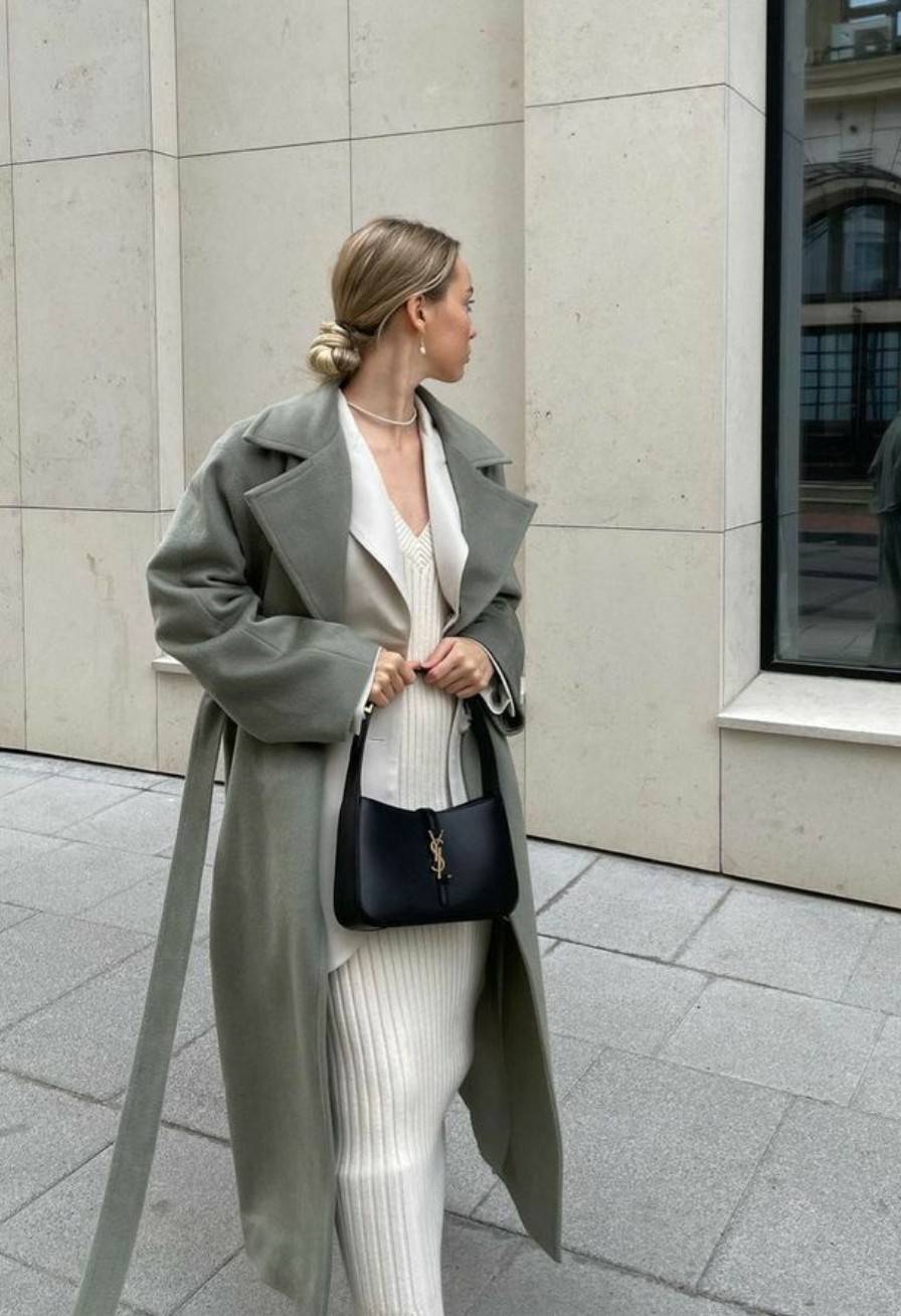 YSL LE 5 À 7 HOBO BAG IN SMOOTH LEATHER / Yves Saint laurent hobo bag กระเป๋าสะพายไหล่ ดีเทลหรู สวยครบทุกมุม ตอบโจทย์สาวๆทุกไลฟ์สไตล์ เพราะใช้งานได้ง่ายและสะดวก วัสดุหนังแท้ สัมผัสดีงาม น้ำหนักเบา ดูแพงที่สุด โดดเด่นด้วยโลโก้ สามารถเกี่ยวคล้องเพื่อล็อคปิด