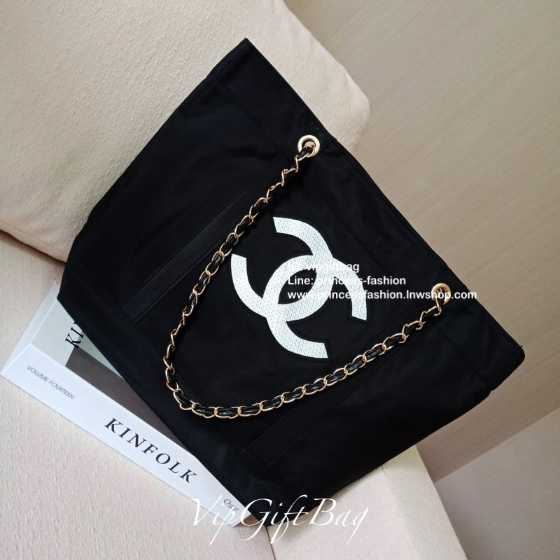 Chanel Satin Tote With Chain ♡♡ กระเป๋าสะพายทรง Shopping Bag งาน VIP GIFT ของแท้ 100% นำเข้าจาก Chanel Perfume Counter ใบใหญ่วัสดุ SATIN **อะไหล่ทอง ประดับคริสตัลสีดำโลโก้ CC สุดคลาสสิคหน้าหลัง ซับใน Polyester 100% เปิดปิดด้วยกระดุมแม่เหล็ก 