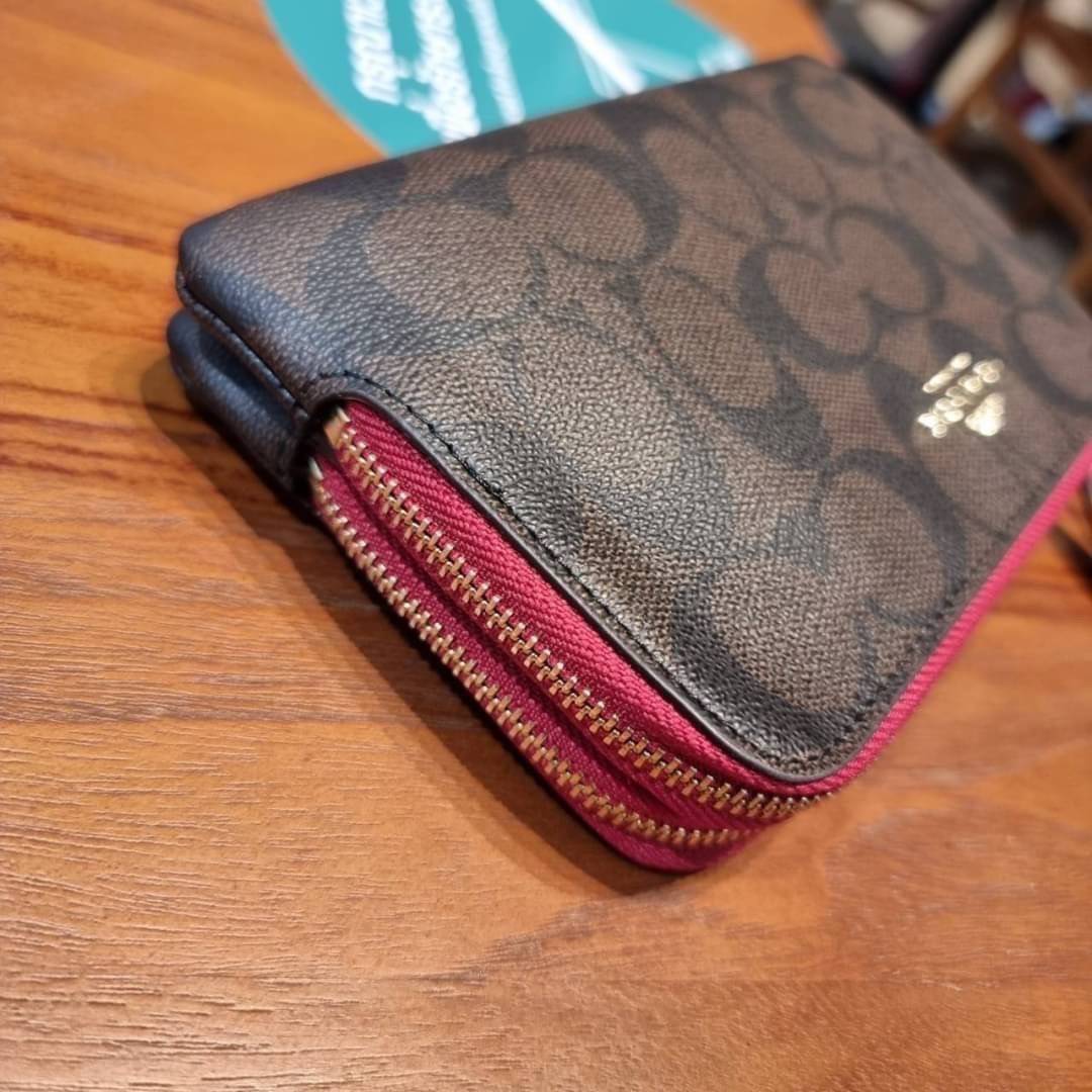 COACH F87591 DOUBLE CORNER ZIP WALLET IN SIGNATURE COATED CANVAS คล้องมือรุ่น 2 ซิป!! มาแล้วจ้า 🌟🤗 ไซส์นี้คือเหมาะมือจริงๆ พกง่ายเช่นเคย ไม่ต้องกังวลว่าจะเกะกะหรือกินพื้นที่กระเป๋าหลัก วัสดุหนังแคนวาสเคลือบลาย มีช่องหลักแยก 2 ช่อง ภายในบุผ