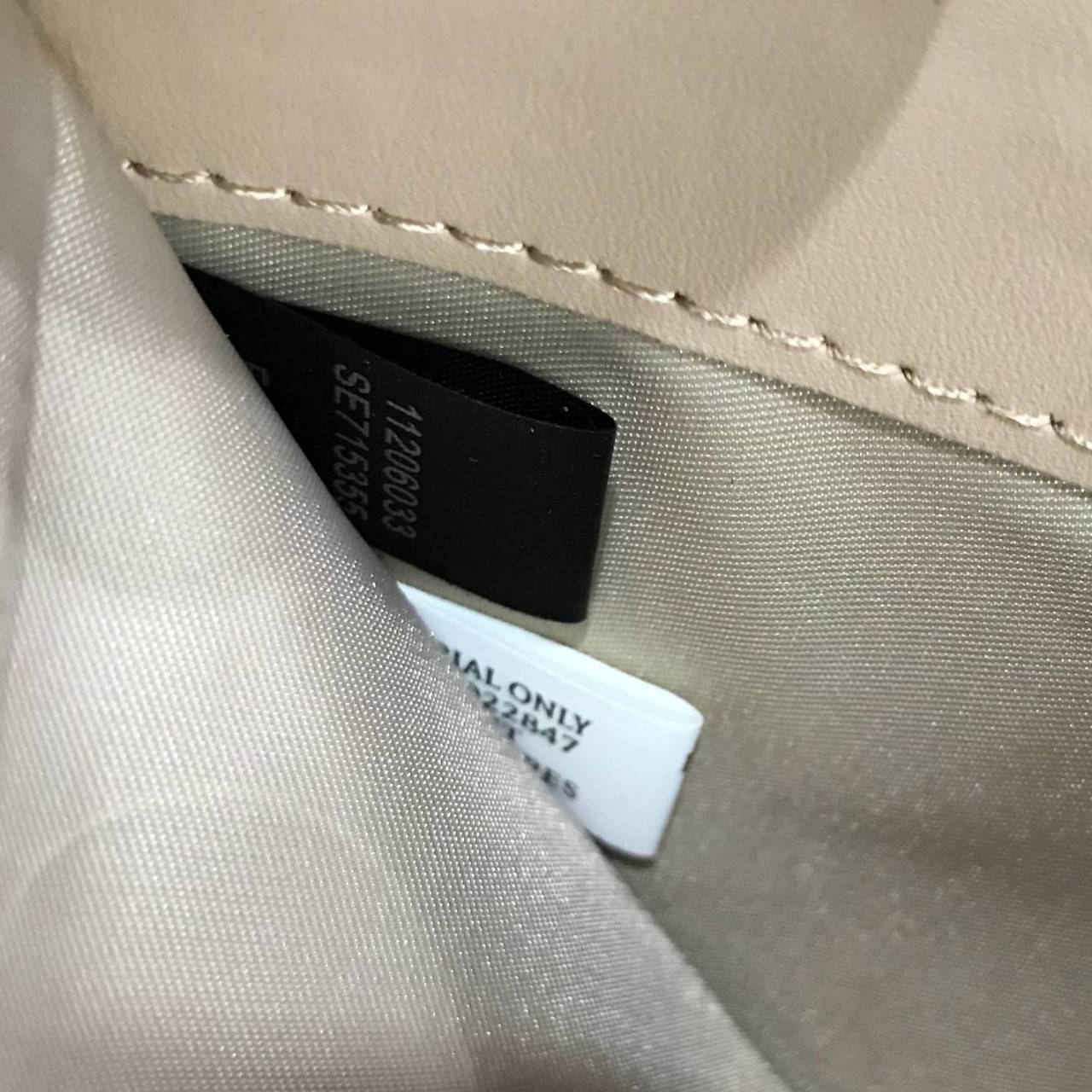 GUESS FACTORY WOMEN'S SHORT WALLET กระเป๋าสตางค์สั้นรุ่นใหม่ล่าสุดไอเท็มแนะนำวัสดุหนังปั้มโลโก้รอบใบสวยอยู่ทรงด้านหน้าประดับโลโก้แบรนด์ ภายในมีช่องใส่ธนบัตรใส่เเบงก์พันได้ มีช่องใส่เหรียญ ช่องใส่บัตรหลายช่อง ตัวจริงสวยน่าใช้ ภาพถ่ายจากสินค้าจริงมาพร้