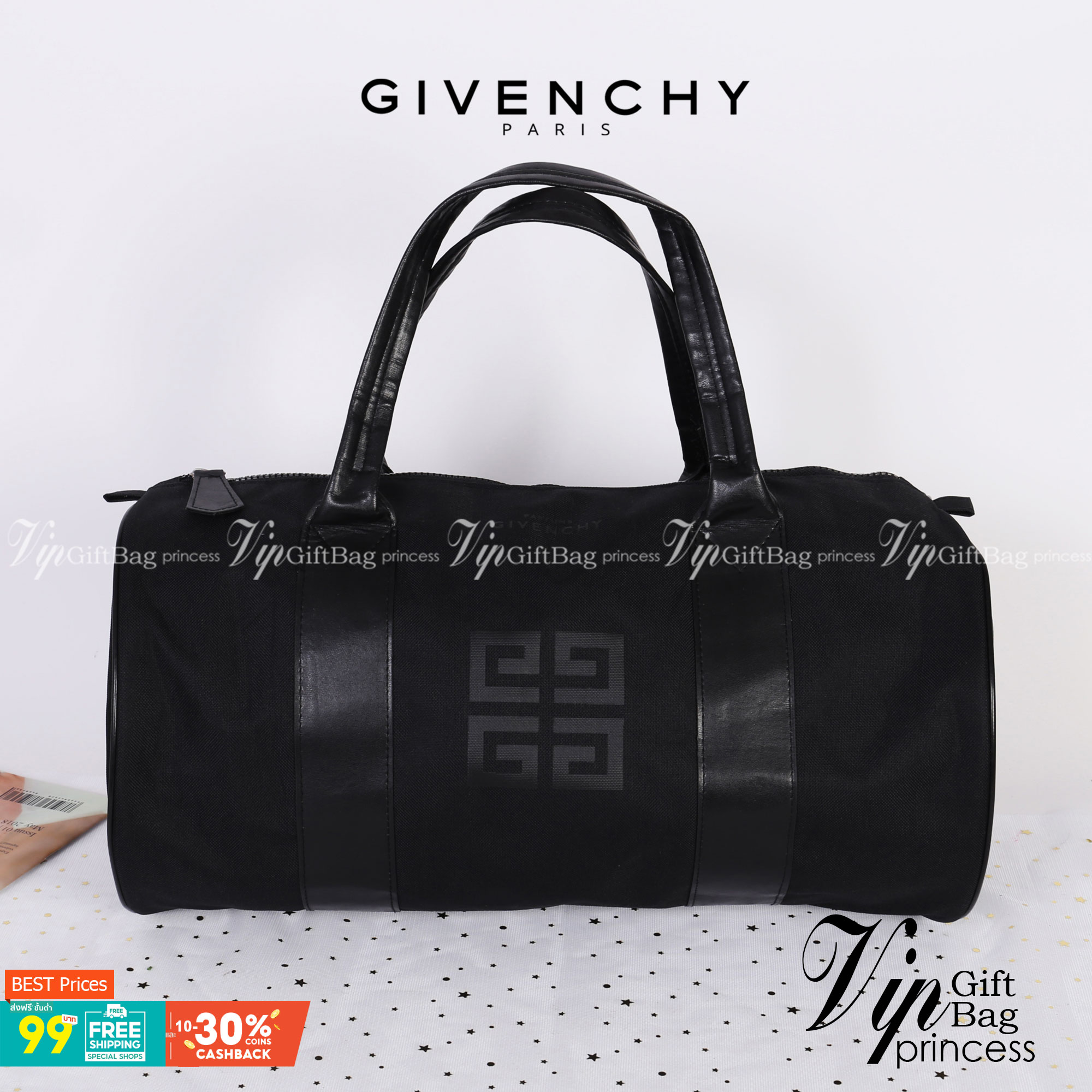 Givenchy Black Oxford Fabric Travel Bag สินค้าเป็นของใหม่ จากเค้าเตอร์เครื่องสำอาง/น้ำหอมของแบรนด์ กระเป๋าใบใหญ่สีดำ ทำจากผ้า Oxford สามารถกันน้ำได้ระดับนึง ด้านในบุด้วยผ้าซับสีดำอีกชั้น รุ่นนี้เป็นทรงกระบอก ตัวสายสะพายไหล่ทำจากหนัง แข็งแรงและทนทาน ใช้เป็
