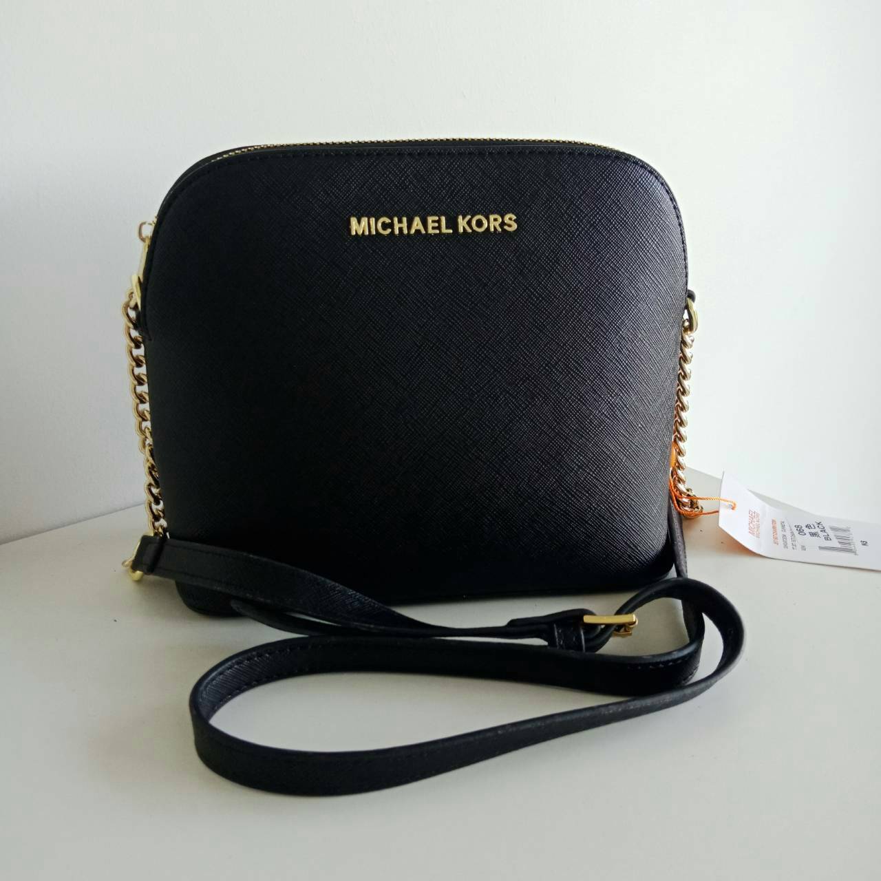 MICHEAL KORS CHAIN CROSSBODY BAG กระเป๋าสะพายแบรนด์ดังทรงสุดฮิตหนัง Saffiano อะไหล่ทอง สวยหรูอยู่ทรง น้ำหนักเบา ด้านหน้าประดับโลโก้แบรนด์สีทอง ขนาดกำลังดี เปิดปิดด้วยซิปสะดวกใช้ ภายในมีช่องซิปและช่องใส่มือถือ สายยาวปรับได้ถอดไม่ได้ สวยหรู ดูดี ต้องมีไว้คร
