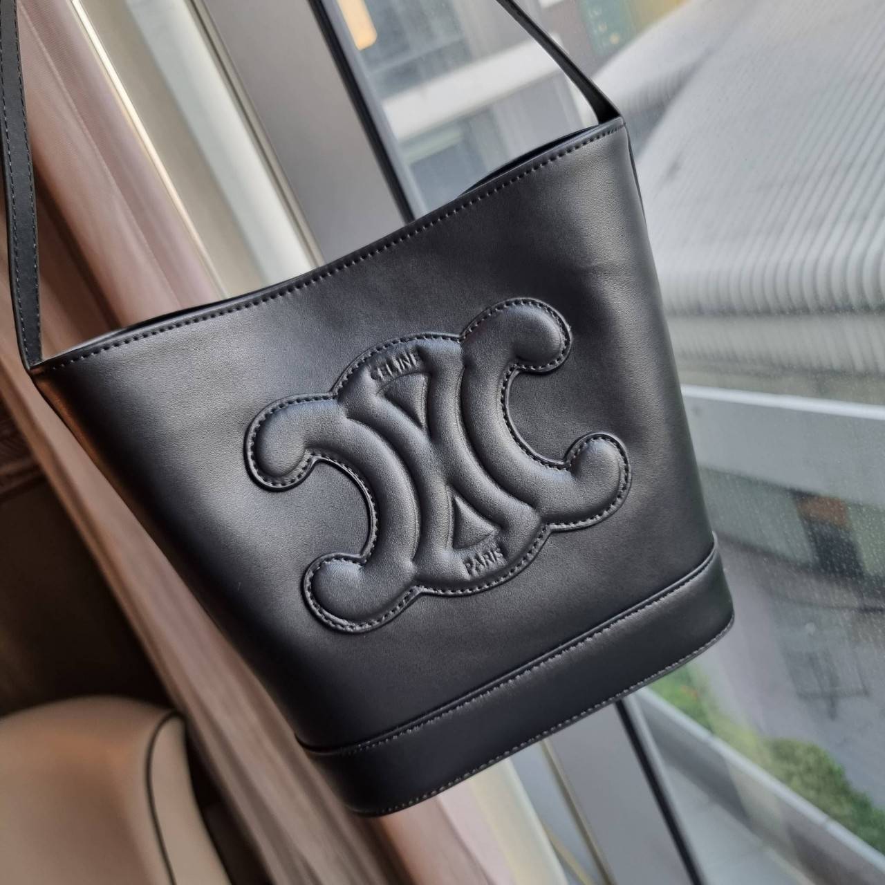 VIP 】CELINE BUCKET BAG CUIR TRIOMPHE คอลเลคชั่นใหม่ ฮิตข้ามปี กับกระเป๋าสะพายทรงถัง ใช้งานง่ายที่สุด สายสะพายในตัว ปรับใช้ได้เลย วัสดุหนังวัว เรียบหรู ผู้ดีไปอีก โดดเด่นด้วยโลโก้เอกลักษณ์ มีกระดุมปิดที่ปากกระเป๋า ภายในโล่งกว้าง ใส่ของแบบจุๆไปเลย เป็นรุ่นท