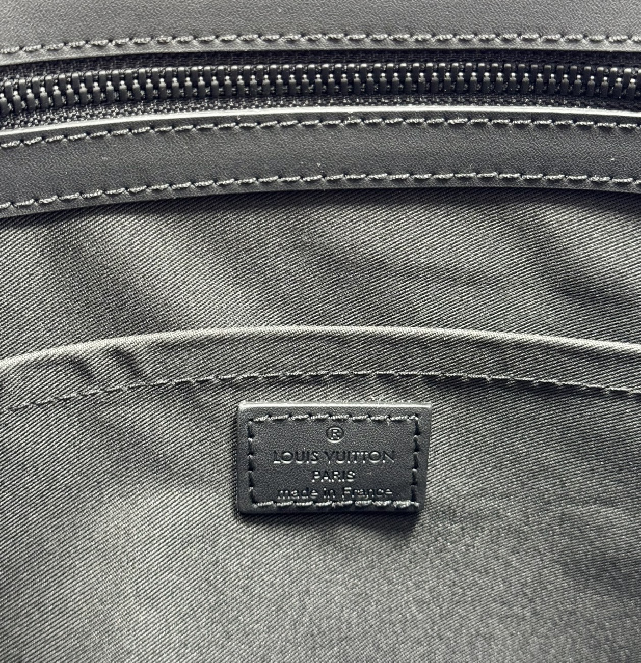 TOP ORI หนังแท้ | LV Sac Plat 24H Tote bag กระเป๋าโท้ทใบใหญ่ หนัง Taurillon ฉลุลายโมโนแกรมสวยหรูคมชัด สะท้อนความสง่างามเปี่ยมเสน่ห์สไตล์มัสคิวลีน ด้านในมีพื้นที่จุของได้มาก มีช่องแบ่งสัดส่วนด้านในไว้อย่างดี