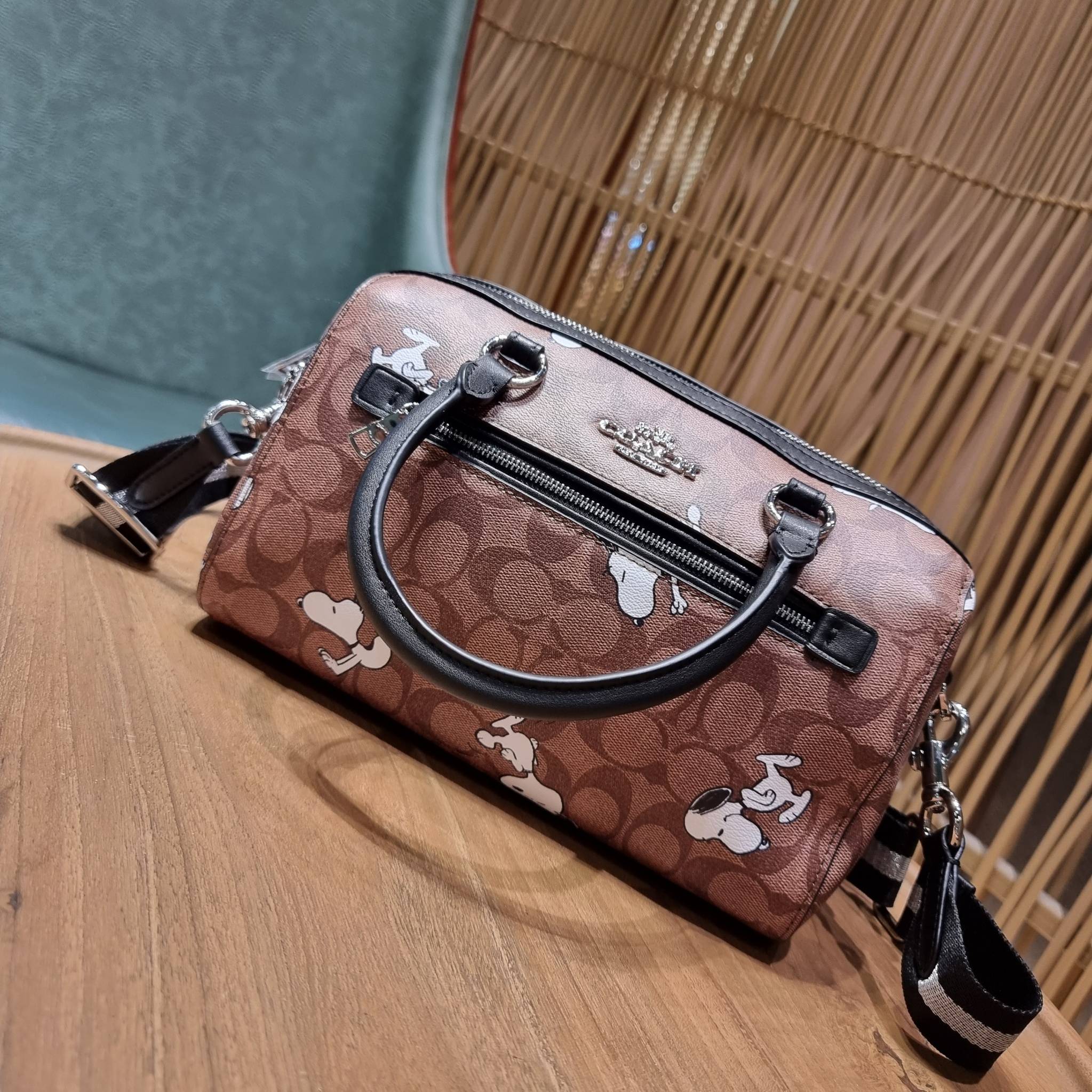 COACH C4118 COACH x PEANUTS ROWAN SATCHEL IN SIGNATURE CANVAS WITH SNOPPY PRINT สนูปพีที่สุดของคอลเลคชั่นแห่งความน่ารัก มาในดีไซน์ของกระเป๋าทรงหมอนยอดฮิต คลาสสิคใช้งานได้ไม่มีเบื่อ รอบนี้มาให้พร้อมสายสะพาย crossbody แบบสปอร์ต ทำให้ใช้งานได้อย่างกระฉับกระเ