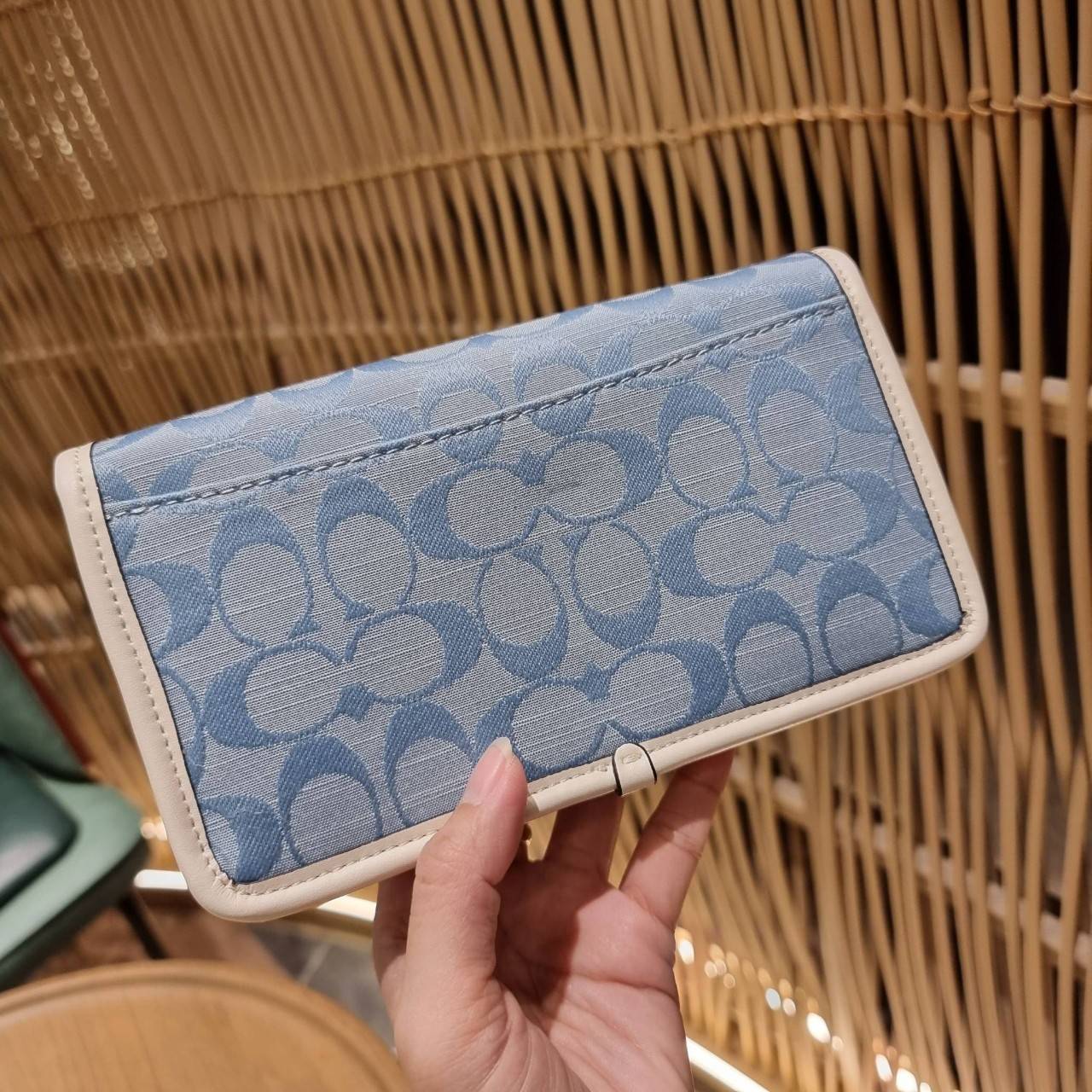 COACH C3824 FOLDOVER CROSSBODY CLUTCH IN SIGNATURE JACQUARD คลัทช์เก๋ๆที่สาวๆตามหา 2IN1 ไปอีกหนึ่ง!! กระเป๋าสะพายทรงคลัชท์ ใช้งานได้ถึง 2 แบบ จะพกเดี่ยวๆแทนกระเป๋าสตางค์ หรือคล้องสายสะพายข้าง สะพายชิคๆคูลๆ ก็ได้อีก มันดีงามมากทุกสี เพราะความละมุนของผ้า ja