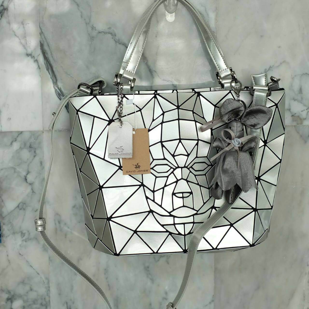 ห้ามพลาดเลยค่า ได้ ลายใหม่ Limited มาจำนวนจำกัด 💕ทรงสุดฮิตจากแบรนด์ David Jones ใบนี้ มาพร้อมกับน้องกระต่ายสีเข้า set กับกระเป๋าคะ กระเป๋า ทรง Tote ตัวกระเป๋าเย็บติด ด้วยแผ่นอคิลิค สุดหรู ดีไซน์เกร๋ **จุดเด่นที่ น้ำหนักเบา สามารถ ถือ หรือ สะพายไหล