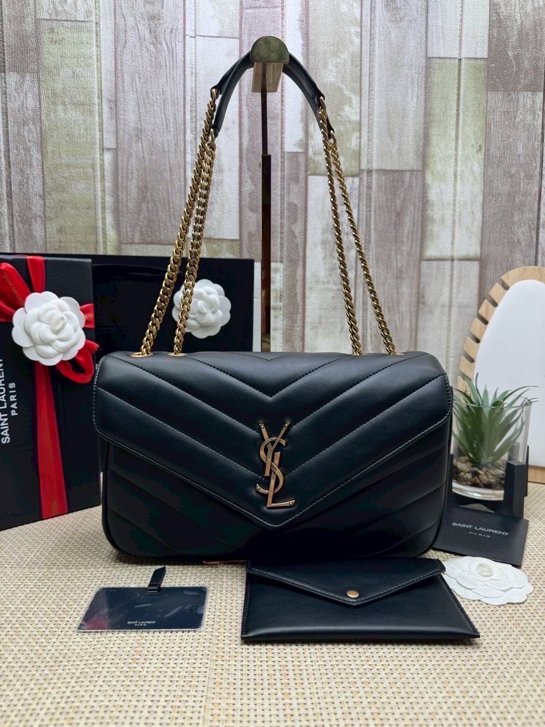 ORI หนังแท้ | 28cm YSL LOULOU medium in MATELASSÉ กระเป๋าสะพายสายโซ่าีทองหรูหรา งานหนังแท้เนื้อนุ่มตะเข็บเย็บลายเชฟรอนสวยหรูโดดเด่นเป็นเอกลักษณ์ 🤍 เกรดออริจินอล หนังแท้