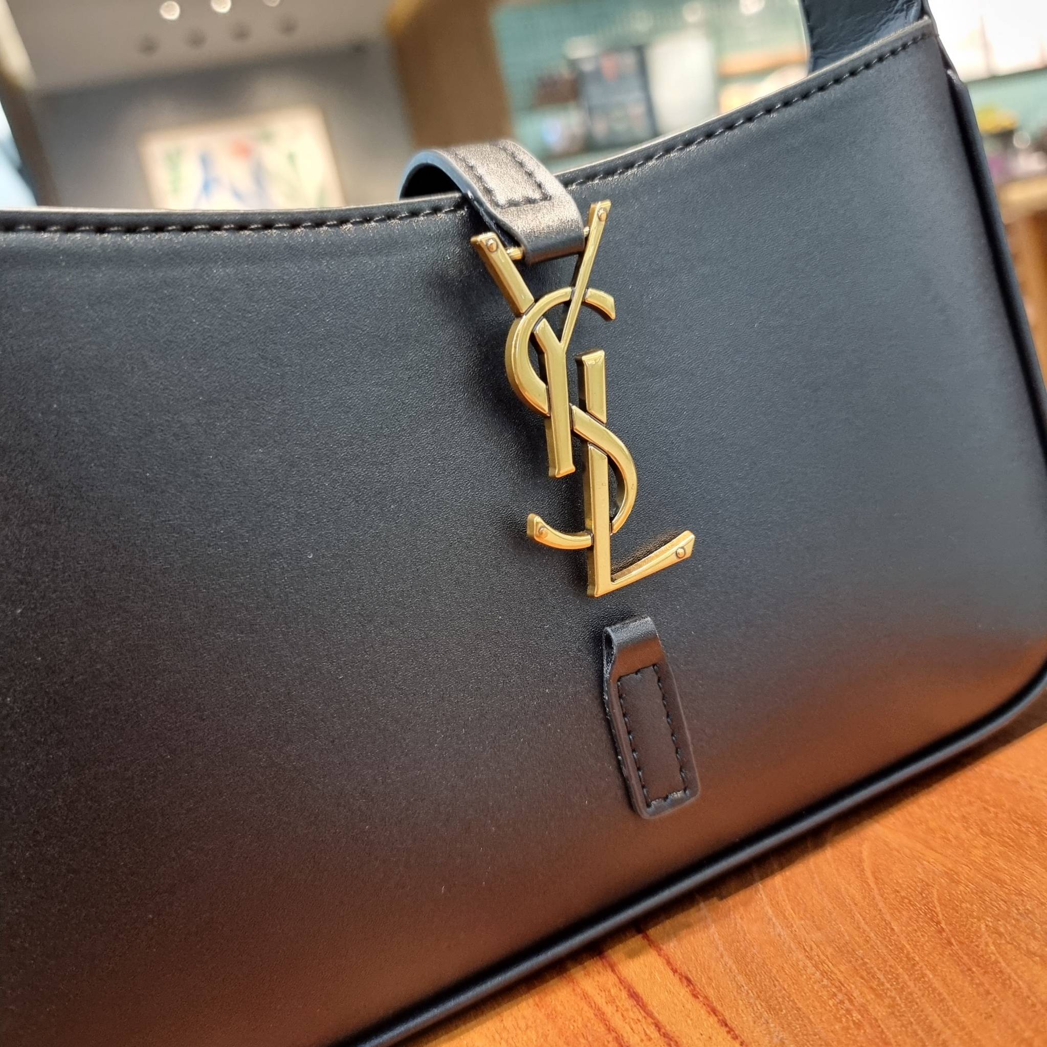 YSL LE 5 À 7 HOBO BAG IN SMOOTH LEATHER / Yves Saint laurent hobo bag กระเป๋าสะพายไหล่ ดีเทลหรู สวยครบทุกมุม ตอบโจทย์สาวๆทุกไลฟ์สไตล์ เพราะใช้งานได้ง่ายและสะดวก วัสดุหนังแท้ สัมผัสดีงาม น้ำหนักเบา ดูแพงที่สุด โดดเด่นด้วยโลโก้ สามารถเกี่ยวคล้องเพื่อล็อคปิด