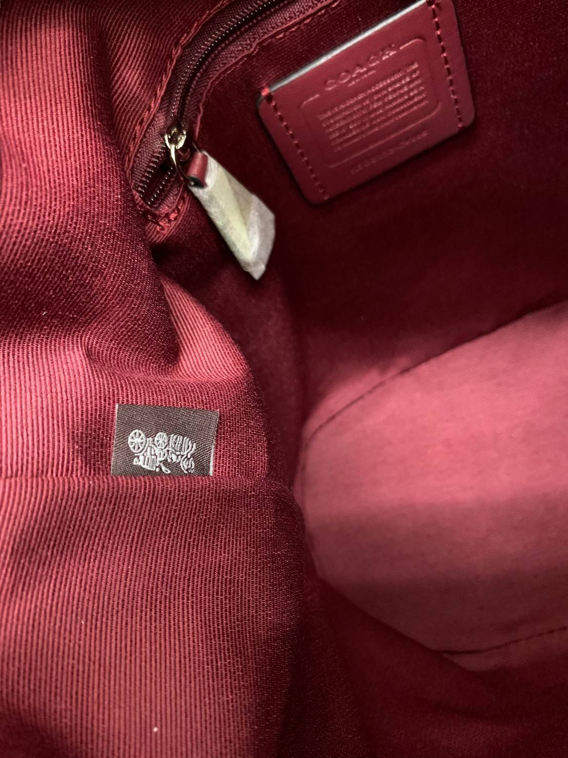 สวยหรู ดูดีมากๆ บอกเลย ไม่มีคือพลาดจร้าา! COACH DEMPSEY DRAWSTRING BUCKET BAG ((C4100//C4102)) พร้อมส่งที่ไทยอีกครั้ง! กระเป๋าทรงขนมจีบ หนังแท้นิ่มสวยมากๆค่ะ จุดเด่นด้านหน้าปั้มโลโก้แบรนด์ ปากกระเป๋าแบบหูรูดใช้งานง่าย ภายในสามารถใส่ของจำเป็นในชีวิตประจำวั