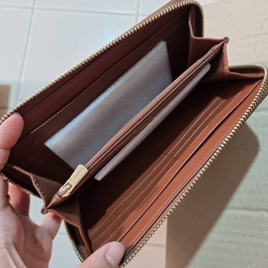 COACH F76873 ACCORDION ZIP WALLET IN SIGNATURE CANVAS Best seller กระเป๋าสตางค์รุ่นคลาสสิค ซิกเนเจอร์ของแบรนด์ ที่ขายดีตลอดกาล วัสดุหนังแคนวาสเคลือบสลับหนังแท้ เปิด-ปิดด้วยซิปรอบ รูดใช้งานง่าย ใส่บัตรได้ มีช่องซิปใส่เหรียญ ใส่มือถือได้ พกใบนี้ใบเดียวเอาอย