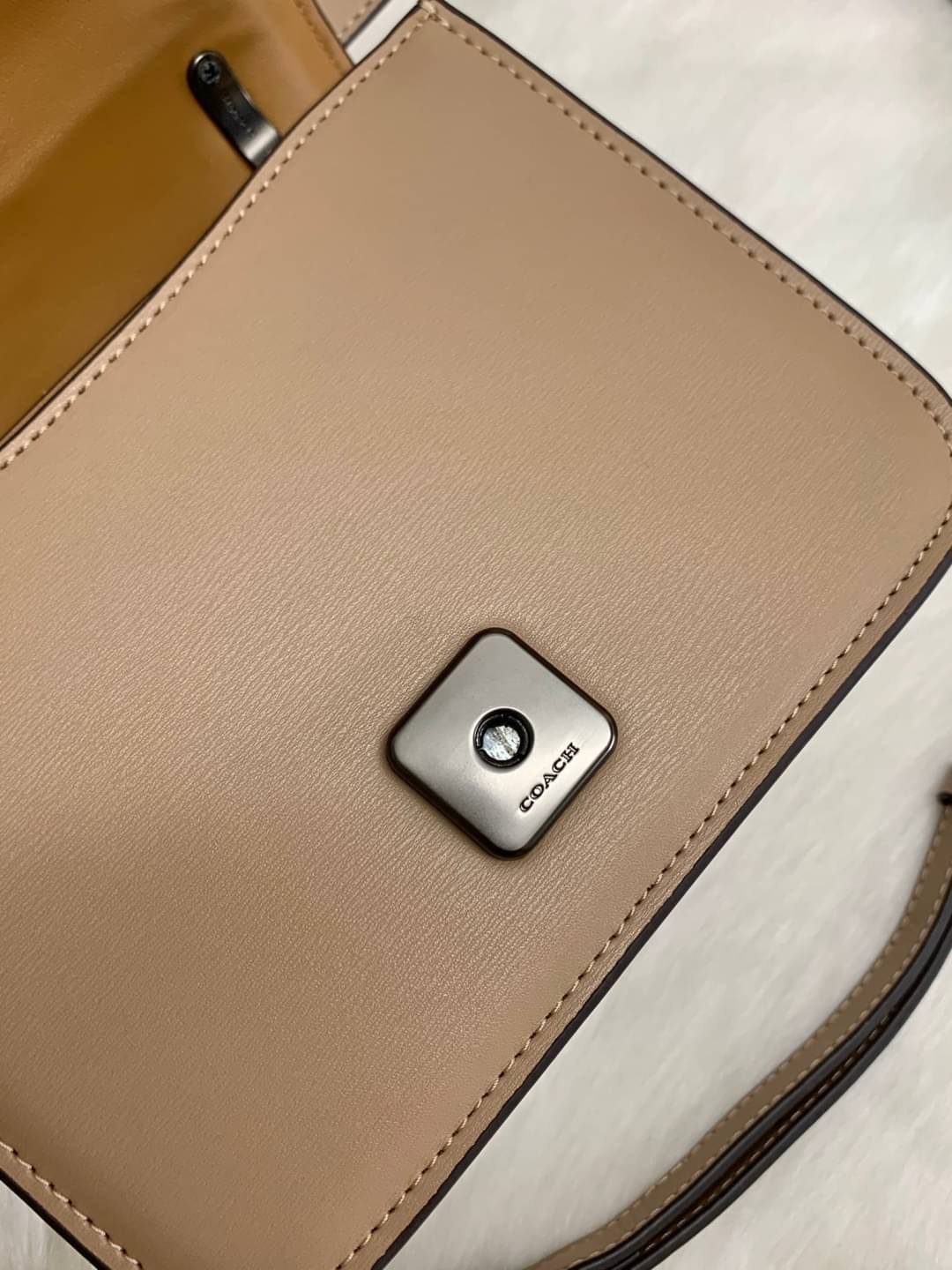 น้องสวย คุณภาพแน่นอีกแล้วจร้าา! COACH ALIE SHOULDER BAG 18 WITH WEAVING ((C2587)) พร้อมส่งความสวย! กระเป๋าสะพายครอสบอดี้ร์หรือสามารถทบเป็นสายคู่ใช้แบบหิ้วหรือคล้องไหล่ได้ด้วย หนังแท้อย่างดีสวยงามค่ะ ด้านหน้าทำหนังแบบสานได้คลาสสิคค่ะ