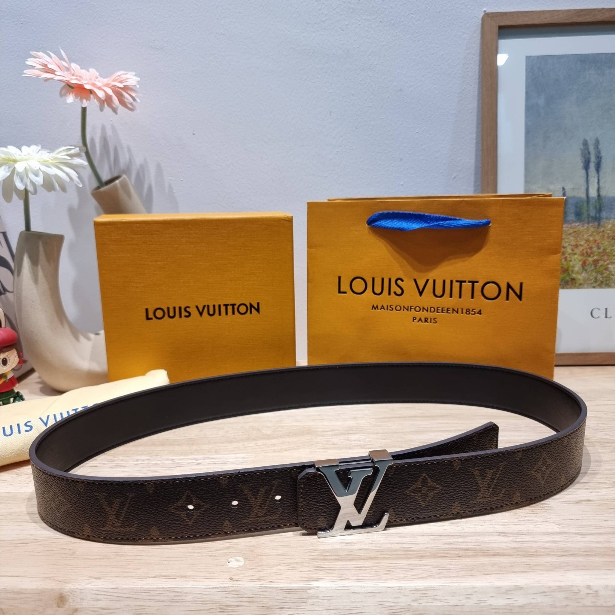 LV Belt Monogram / Silver- Gold เข็มขัดสุดคลาสสิค เรียบง่าย ผู้ดี เป็นซิกเนเจอร์ ด้วยดีไซน์ที่เป็นอมตะ หัวเข็มขัด solid steel อะไหล่ทองและอะไหล่เงินโดดเด่น
