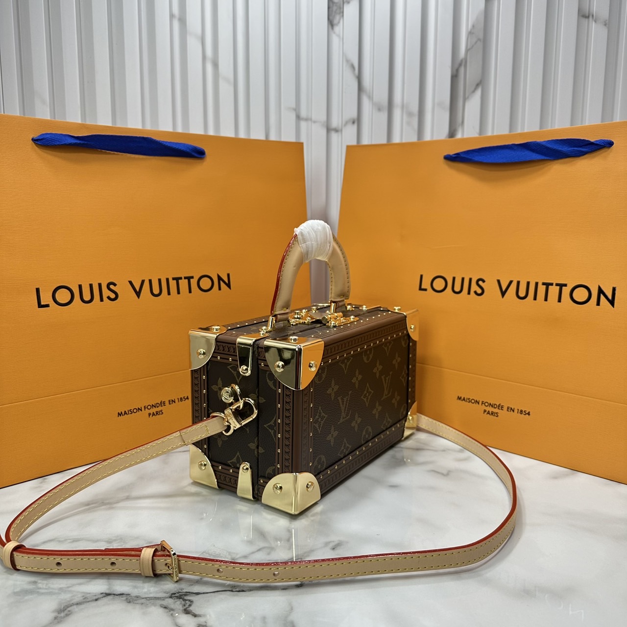 ORI หนังแท้ | LV Petite Valise Trunks S-lock Monogram canvas กระเป๋าสะพายทรงทรังค์ดีไซน์ขนาดเล็กพกพาสนุก เปี่ยมไปด้วยพลังและหรูหรา แคนวาสเคลือบลายโมโนแกรม ตัดขอบด้วยหนัง และฮาร์ดแวร์สีทอง ทรังก์เดินทางสไตล์เฟมินีนที่คุณควรมีในครอบครอง