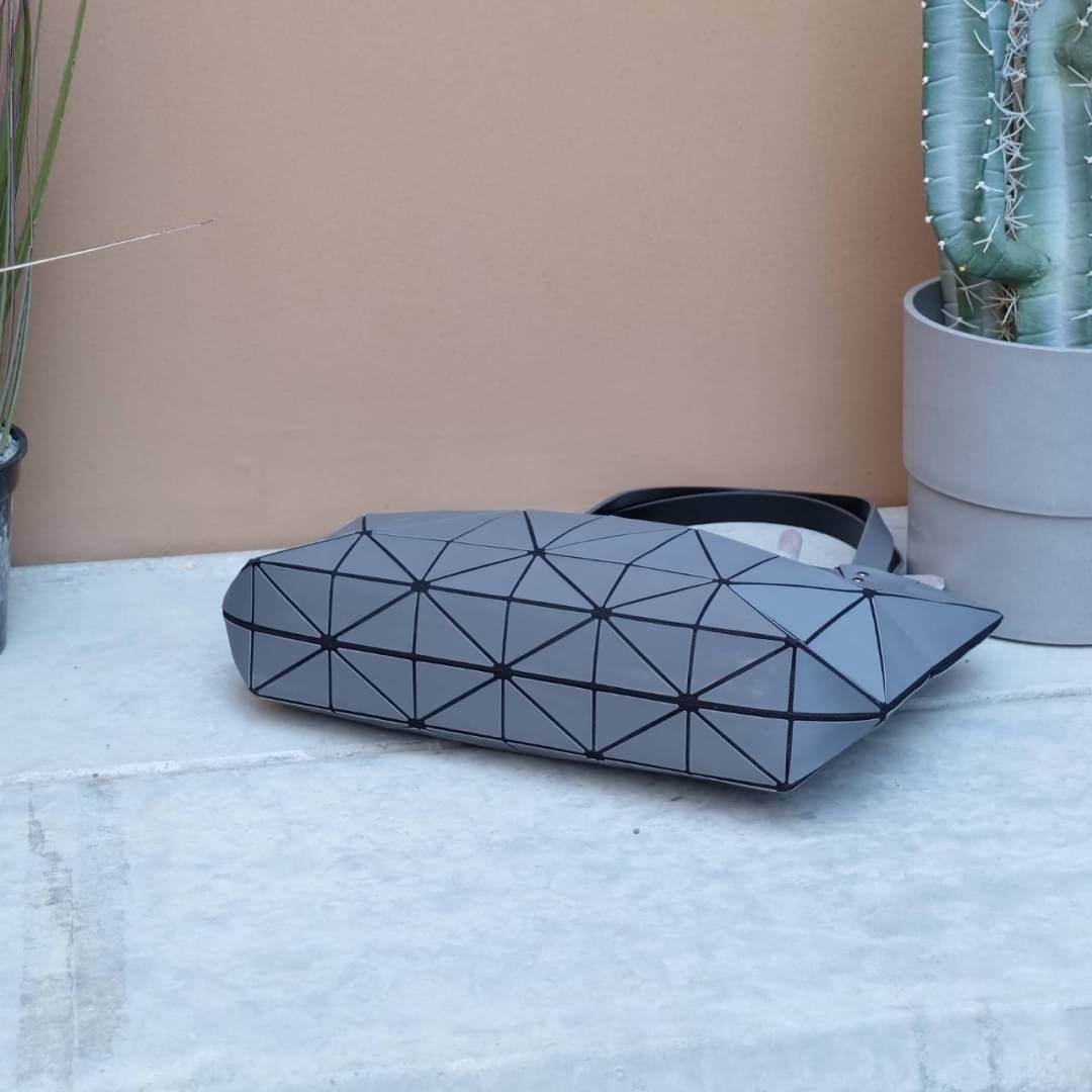 ทรงสุดฮิตจากแบรนด์ David Jones ใบนี้ มาพร้อมกับน้องหมี สีเข้า set กับกระเป๋าคะ