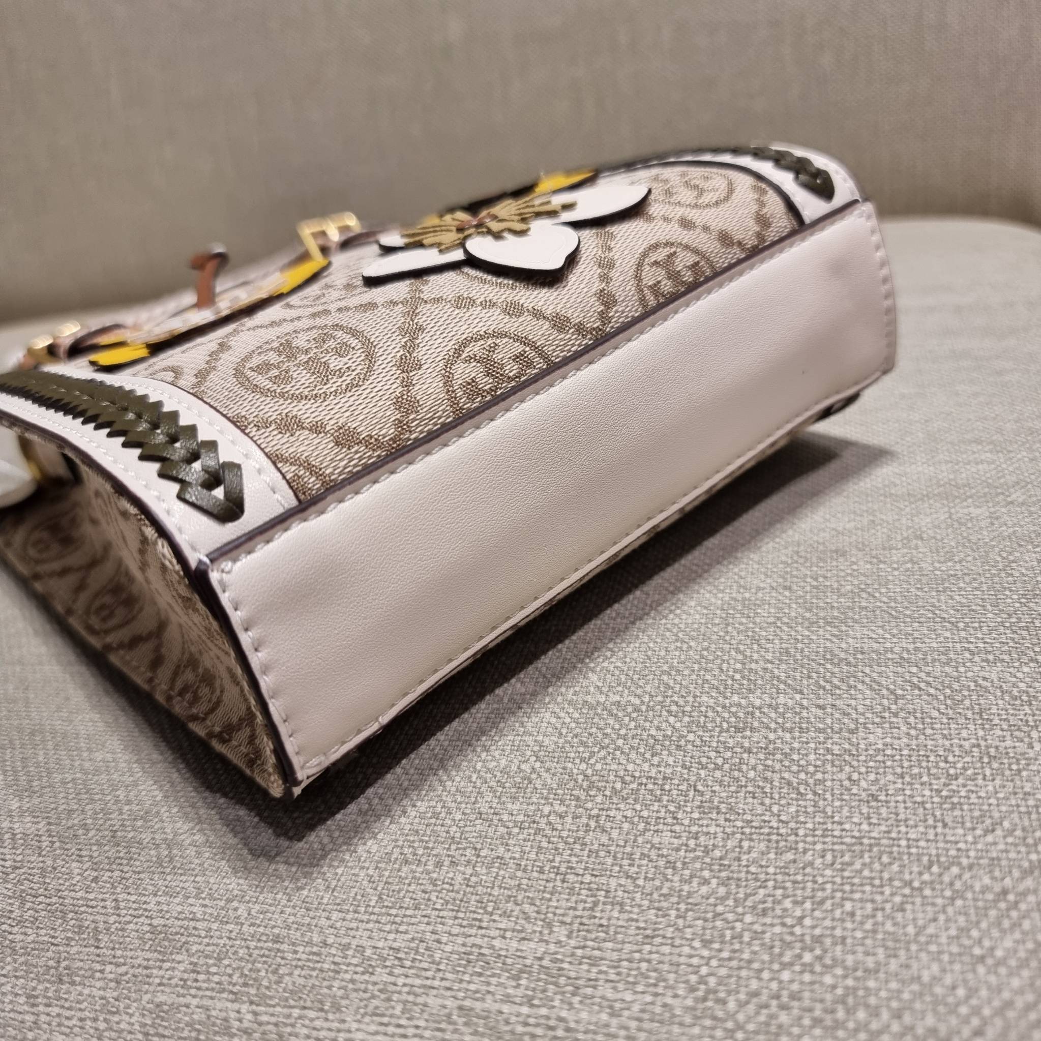 TORY BURCH T MONOGRAM BRAIDED MINI TOTE คอลเลคชั่นใหม่ พร้อมเสิร์ฟความสวยให้ถึงบ้าน!! รอบนี้จัดกระเป๋าทรงโท้ท ไซส์มินิมาให้สาวๆโดยเฉพาะ ดีไซน์ใหม่ล่าสุด สไตล์งานคราฟ มีลูกเล่นประดับดอกไม้กับตัวกระเป๋า วัสดุผ้า jacquard ตัดสลับหนังแท้ หูจับและขอบกระเป๋าตกแ