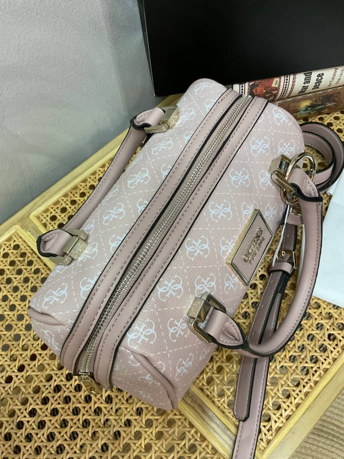Guess Handbag with Small Shoulder Strap Tyren SG796605 New collection!! Guess ทรงหมอน ขนาดเล็ก ลายซิกเนเจอร์แบรนด์ ทรงหมอนยอดฮิต มีให้เลือก 5 สี สีสวยคลาสสิก เข้ากับง่ายกับทุกชุด ปิด/เปิด ด้วยซิป ภายในโล่งกว้าง แยกเป็นสัดส่วนใช้งาน ซับในตราแบรนด์ ใส่กระเป