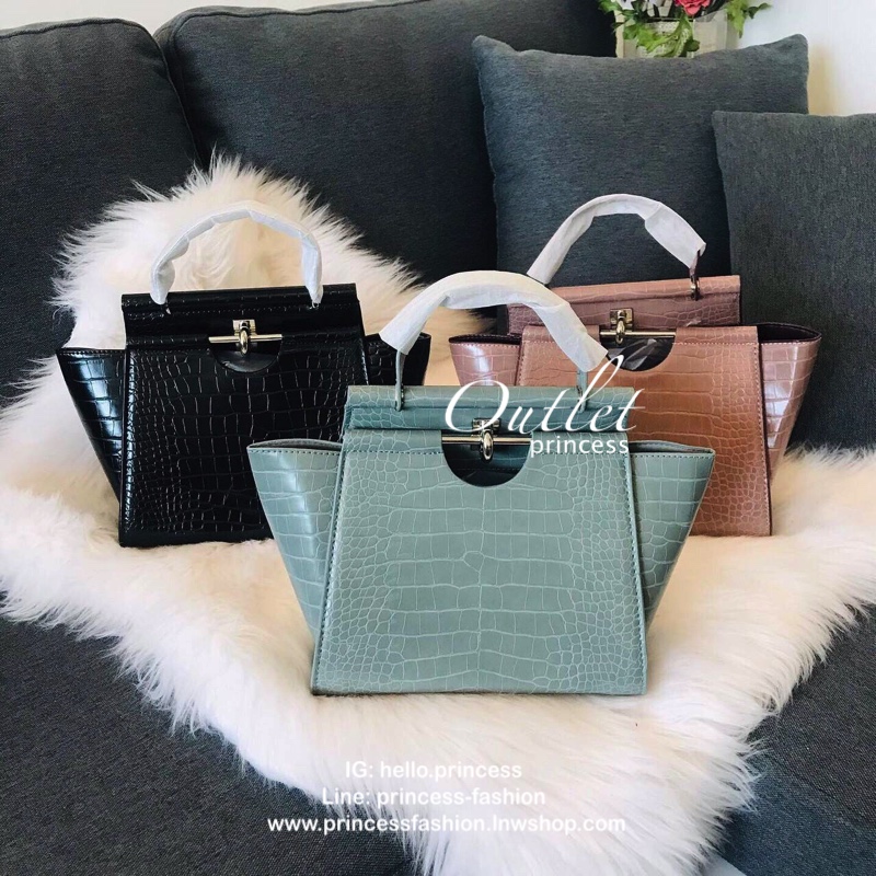 New arrival!! CHARLES & KEITH CROC-EFFECT TRAPEZE BAG กระเป๋าสะพายรุ่นใหม่ล่าสุด วัสดุหนังเรียบเงาสวย นิ่ม น้ำหนักเบา อะไหล่เงิน เปิดปิดกระเป๋าแบบกดล็อก ด้านในโล่งกว้างมีช่องซิปสำหรับใส่ของ ใส่กระเป๋าสตางค์ใบยาว Iphone+ได้ทุกรุ่น มาพร้อมสายสะพายยาวถอด-ปรั