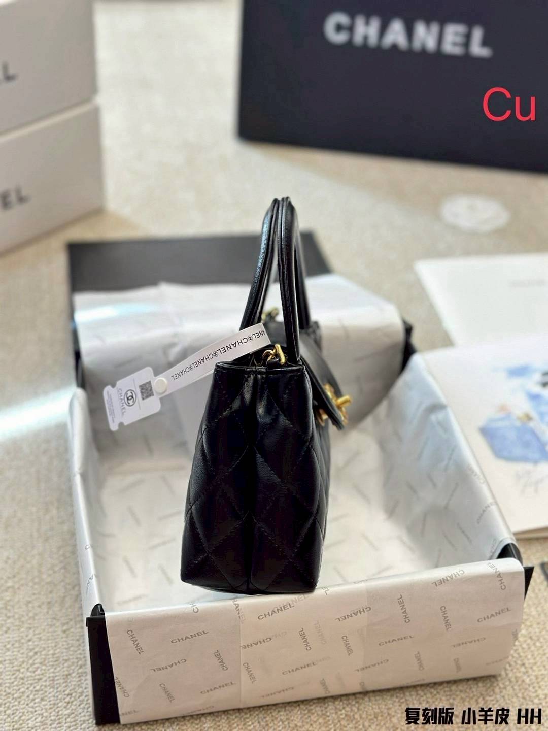 CHANEL 23K Kelly Bag กระเป๋าสะพายทรงสวยเรียบหรู คอลเลคชั่นสุดฮอต กระเป๋าถือ/สะพายข้าง คงเอกลักษณ์ ให้ความเป็นผู้ดีในตัว สวยงาม ภายในโล่งกว้างใส่ของได้พอประมาณ ทรงกระเป๋าโดดเด่นไม่เหมือนใคร