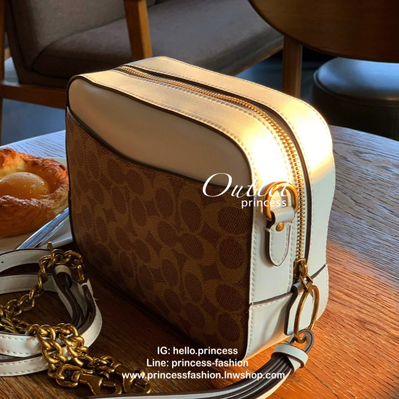 COACH CROSSBODY BOX BAG Best seller !! กระเป๋าสะพายข้าง crossbody วัสดุหนัง pvc. หนังนิ่ม คุณภาพดี ลาย signature brand ตัดขอบหนัง ด้านหน้า/ หลังมีช่องเเล็ก เปิดปิดกระเป๋าแบบซิป ภายในกว้าง ใส่ wallet ขนาดกลาง มือถือได้ทุกรุ่น และของใช้จุกจิกได้ พร้อมสายสะพ