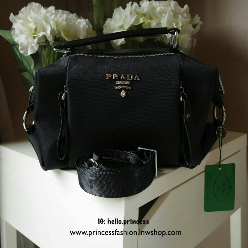 ล็อตราคาดีงาม มาละค้า!!! งานพรีเมี่ยมกิ้ฟ จากเคาเตอร์ต่างประเทศคะ รุ่น Limited edition ค่า ได้ กระเป๋าอเนกประสงค์ ทรง Mini TOTE จากแบรนด์ PRADA มาค่า เป็น กระเป๋าMatte Canvas *ปรับได้สองทรงสวย ใบนี้มีสายยาวให้คะ เลิศมาก สะพายเป็น shoulder bag หรือ ถือได้ค
