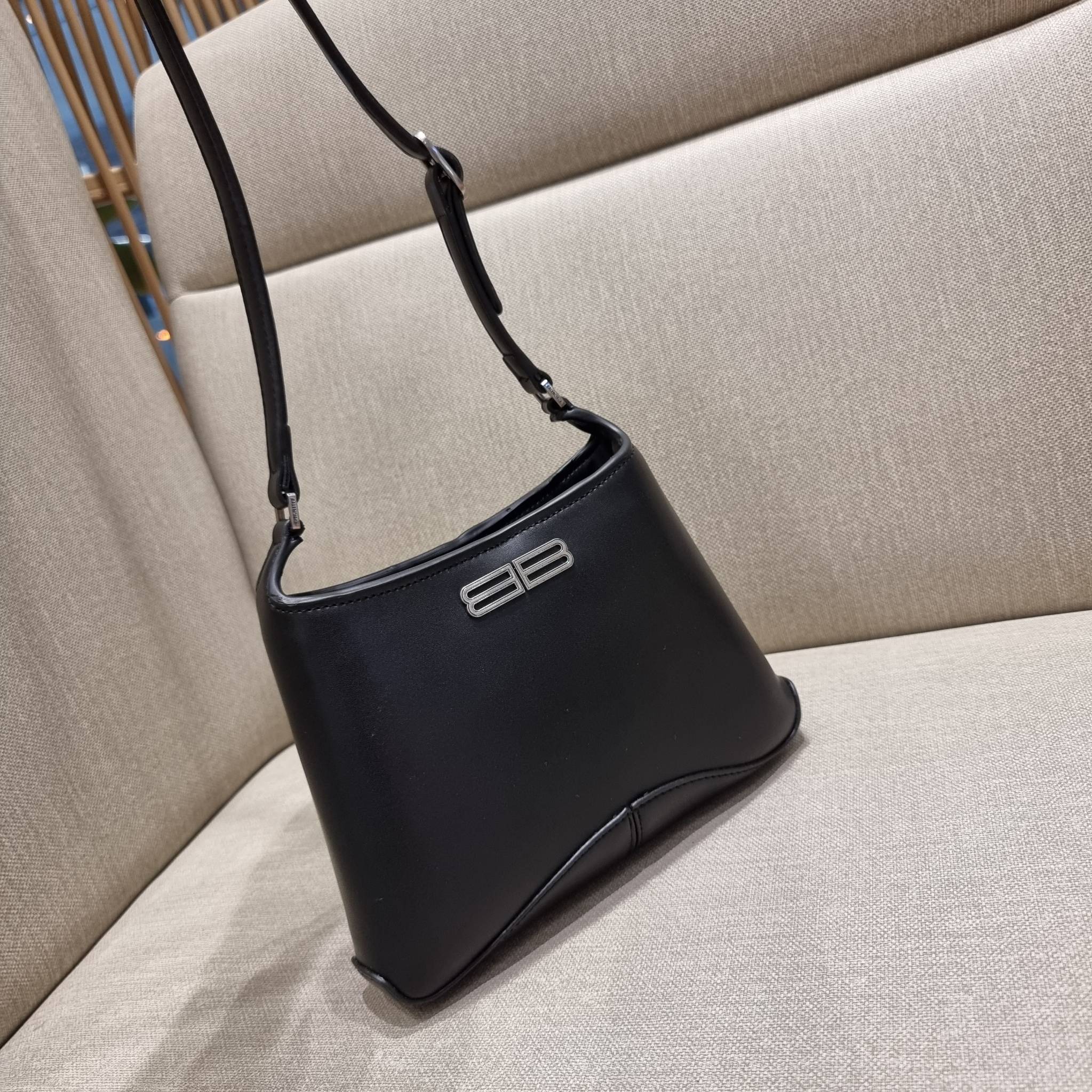 Balenciaga XX small leather shoulder bag กระเป๋าสะพายดีไซน์สวยเลิศ!! ไม่ซ้ำ เอกลักษณ์ที่โดดเด่นด้วยรูปทรง และขนาดที่กำลังเหมาะใช้งาน พร้อมดีไปหมด!! วัสดุสังเคราห์เรียบหรู ปากกระเป๋ามีแถบแม่เหล็กคาดกันของหล่นได้ ภายในกระเป๋าเป็นช่องโล่ง มีช่องซิป และช่องย่