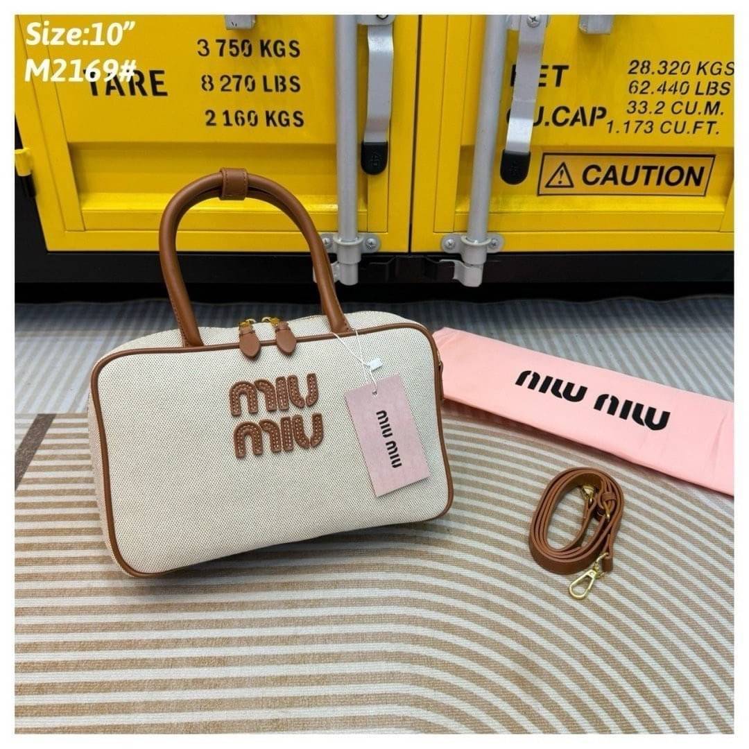 MIU MIU leather Beau bag 25cm กระเป๋าถือทรงบอสตัน ขนาดกำลังสวยพกพาง่าย สะดวกใช้งาน ซิปรอบเปิดได้กว้างๆ ดีไซน์เรียบแต่มากมีอยู่จริง สวยดูแพง