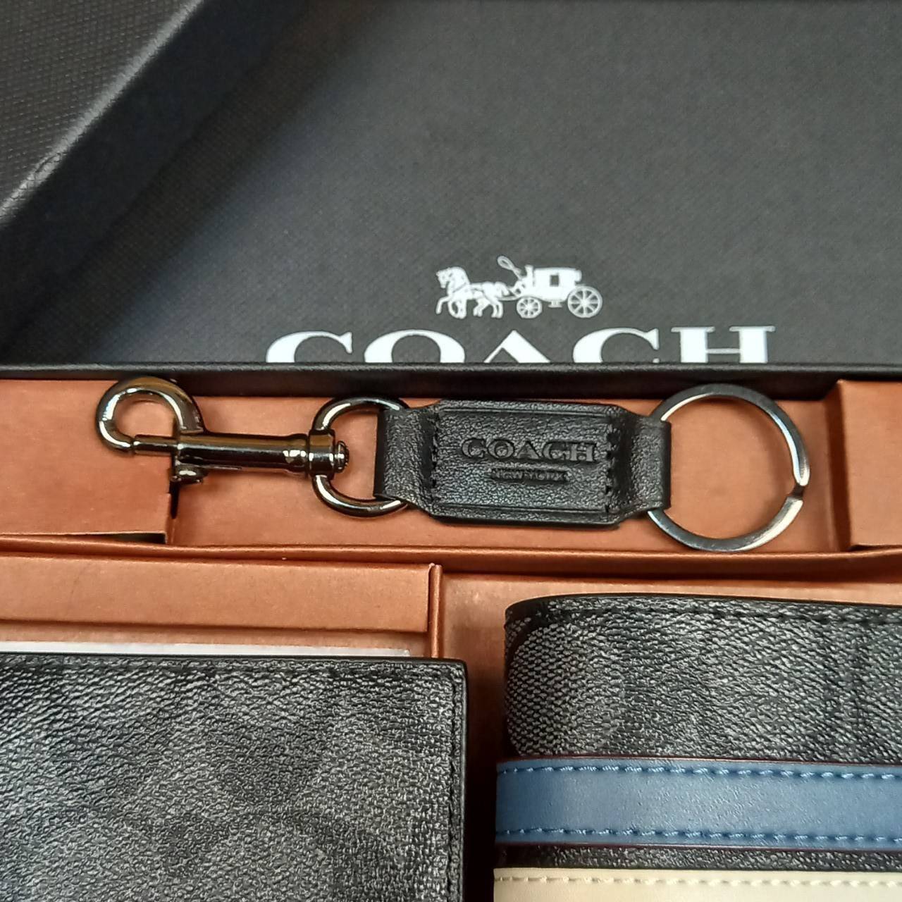 COACH 3-IN-1 WALLET IN SIGNATURE CANVAS WITH VARSITY STRIPE WITH KEY FOB LIMITED BOX(COACH F26072)🍁กระเป๋าสตางค์ มี ID ใบลูก สำหรับใส่บัตรแยก มีพวงกุญแจ ใช้แล้วดูหล่อสุดๆ🔸️**จะใช้เอง หรือเป็นของขวัญให้คนสำคัญ ก็ตอบโจทย์มากๆ **รับประกันว่า 