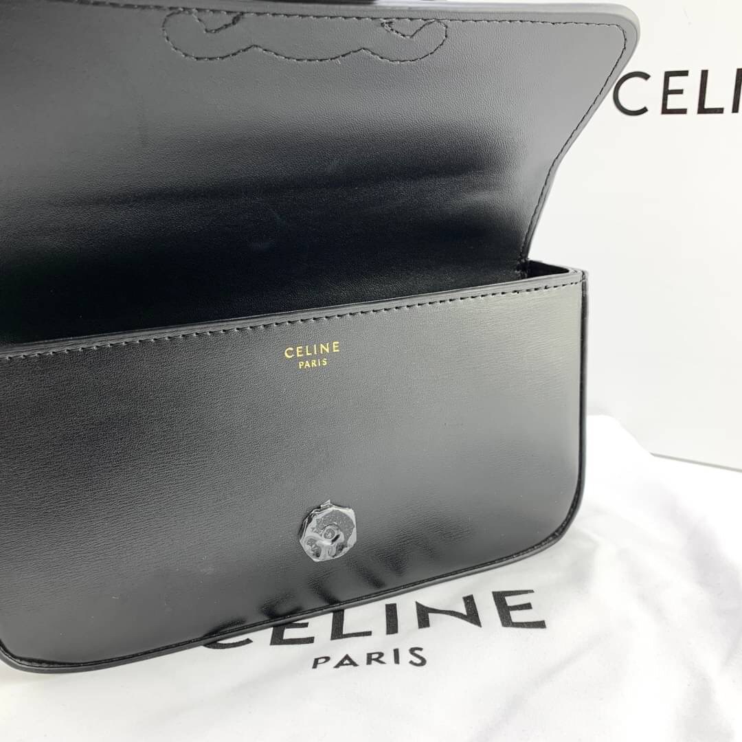 หนังแท้ CELINE CHAIN SHOULDER BAG CUIR TRIOMPHE IN SHINY CALFSKIN ANIS / CELINE TRIOMPHE SHOULDER BAG หนังแท้ทั้งใบสวยหรู แบบใหม่ล่าสุด โลโก้หนังคลาสิกที่สุดค่ะ จุของได้กำลังดี เหมาะกับสาวๆในวันที่อยากครอสบอดี้ชิลๆ ห้ามพลาดค่ะ!