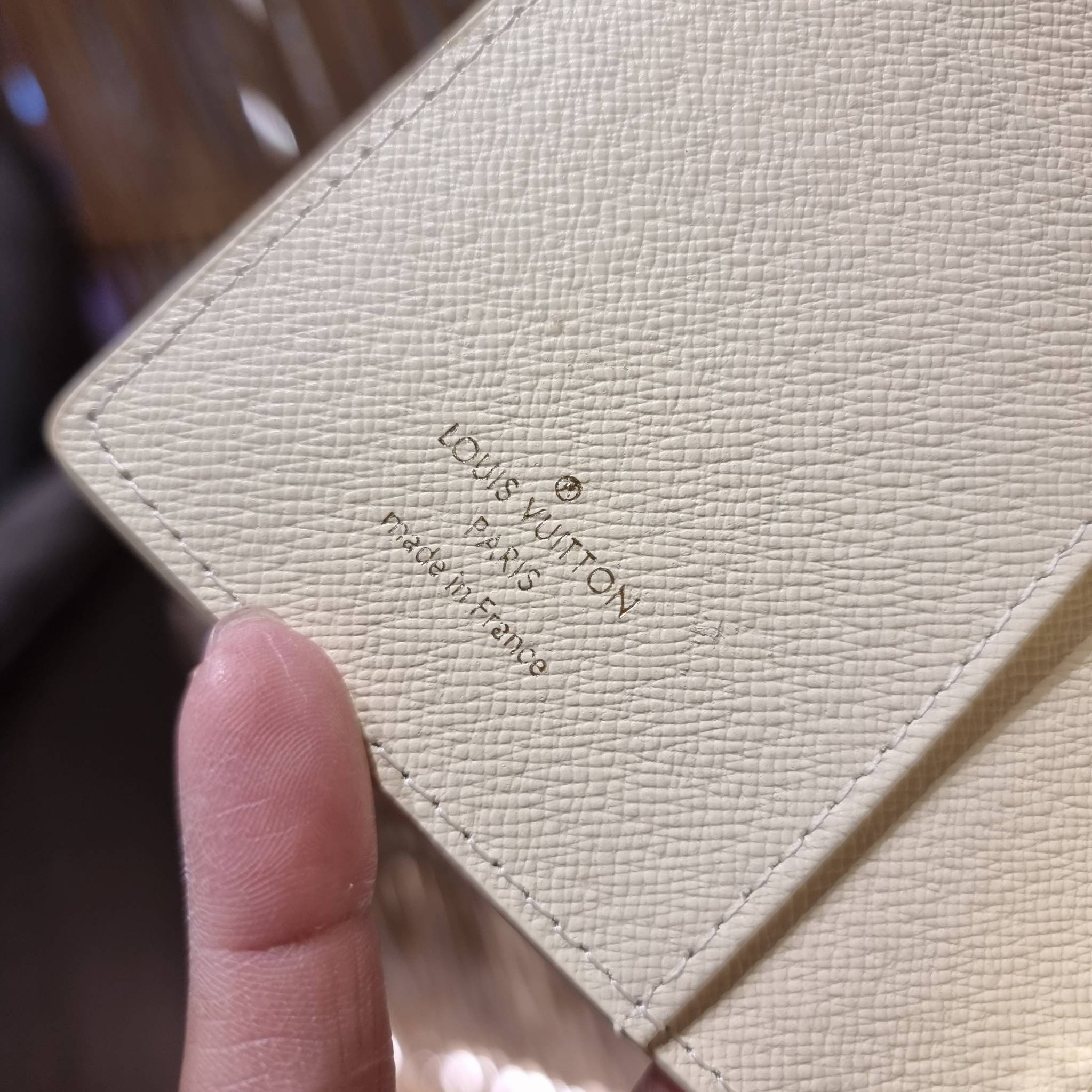 VIP 】ได้เวลาเปลี่ยนกระเป๋าสตางค์รับทรัพย์กันแล้ว!! LV vip wallet กระเป๋าสตางค์พรีเมี่ยมกิ๊ฟ เป็นไอเท็มหายาก ที่สาวๆต้องว้าว!! ใบยาวขนาดกำลังเหมาะมือ ถือแล้วขับผิวทุกสี วัสดุหนังแคนวาส ทนทาน เปิด-ปิดด้วยกระดุม ภายในมีช่องใส่บัตรเยอะมาก แบ่งสัดส่วนสวย ใส่ธน