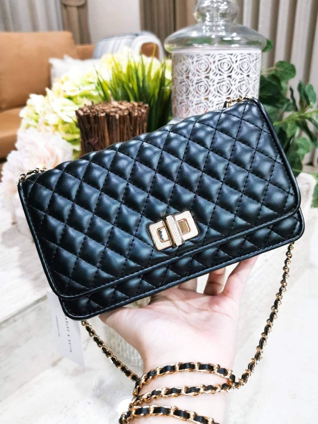 CHARLES & KIETH MINI CLUTCH BAG กระเป๋าสะพายทรงคลัชรุ่นยอดนิยมดีไซน์คลาสสิควัสดุหนังนิ่มลายตารางสวยอยู่ทรงขนาดมินิสไตล์ Chanel เปิดปิดด้วยตัวล๊อคแบบบิดอะไหล่ทอง ด้านหลังประดับโลโก้แบรนด์สวยดูดี มาพร้อมสายสะพายโซ่ร้อยหนัง Crossbody ได้สามารถซ้อนสายสะพายไหล