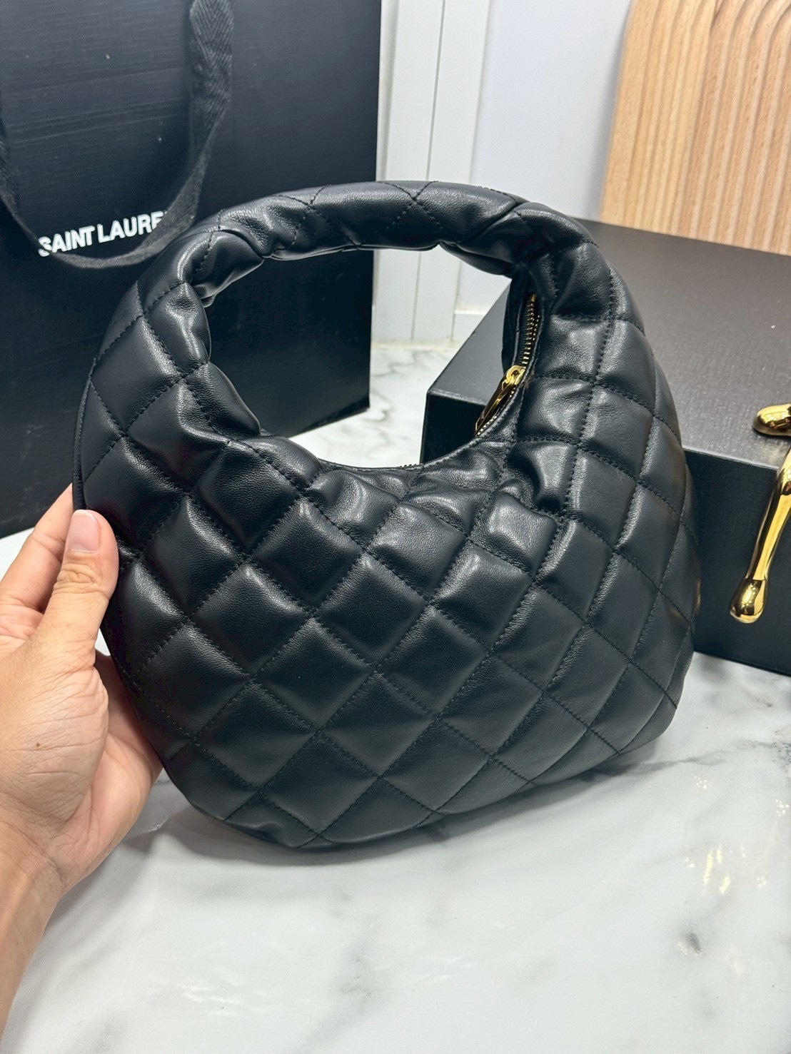 ORI หนังแท้ | YSL ICARINO in quilted nappa 25cm กระเป๋าถือ Icare รุ่นยอดนิยม ปรับไซส์ใช้งานง่าย ดีไซน์ทันสมัย น้ำหนักเบา เรียบหรู โดดเด่นด้วยโลโก้แบรนด์สีทอง
