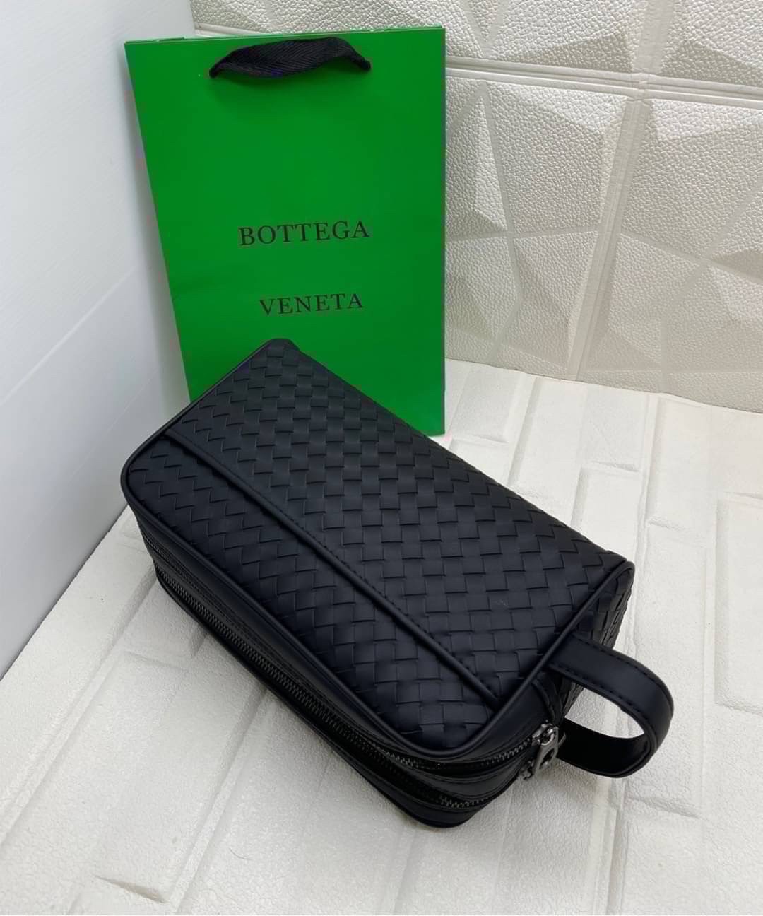 2Zip Bottega Veneta Intrecciato Travel Pouch กระเป๋าทรงพอชพร้อมหูจับในตัว รุ่นยอดนิยม สวยหรูคลาสสิค ดีไซน์หนังสานตารางโดดเด่นเป็นเอกลักษณ์ที่คงความเรียบหรูดูแพงไว้อย่างลงตัว กิมมิคที่ใครๆก็อยากเป็นเจ้าของ