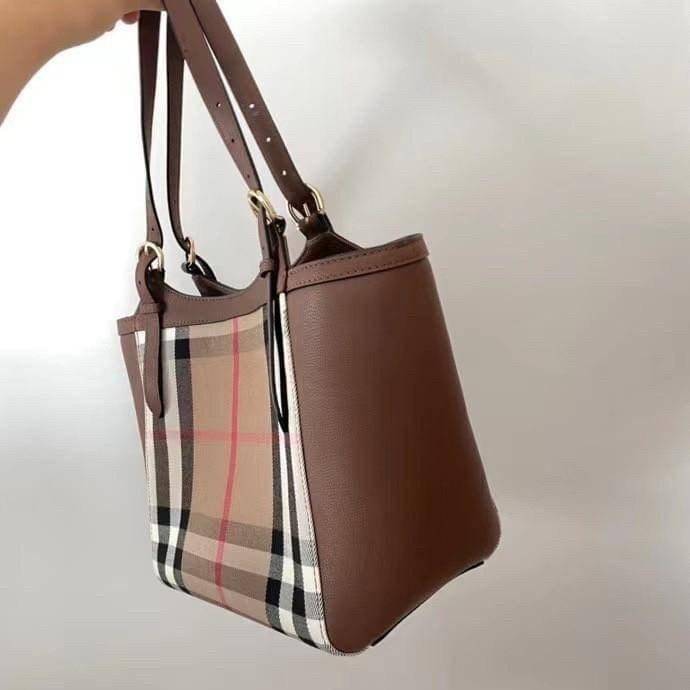 Burberry House Check Derby Canterbury Leather Tote / Burberry Tote Bag กระเป๋าถือหรือสะพายไหล่ วัสดุ canvas +หนังแท้ ภายในโล่ง มี1ช่องซิปและ2ช่องเล็กใส่ตังค์ใส่บัตร น้ำหนักเบา จุของได้เยอะ ครบจบใบเดียวทั้งเที่ยวและไปทำงานคุ้มสุดๆ ไม่ควรพลาดเลยค่า