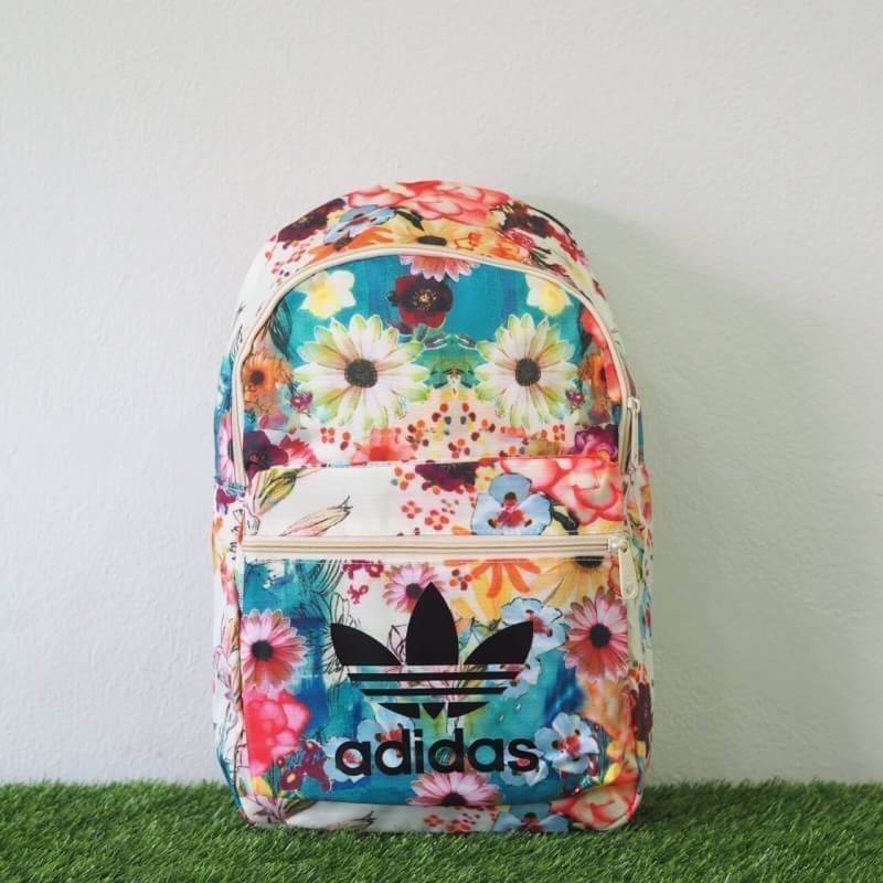 Adidas backpack กระเป๋าเป้สะพายหลัง วัสดุ polyester กันน้ำ ในตัวกระเป๋า มีช่องสำหรับใส่ Notebook , Tablet สายเป้บุนวม สะพายไม่เจ็บค่ะ จะใช้ไปเรียน ไปยิม หรือไปเที่ยวก็เหมาะค่ะ