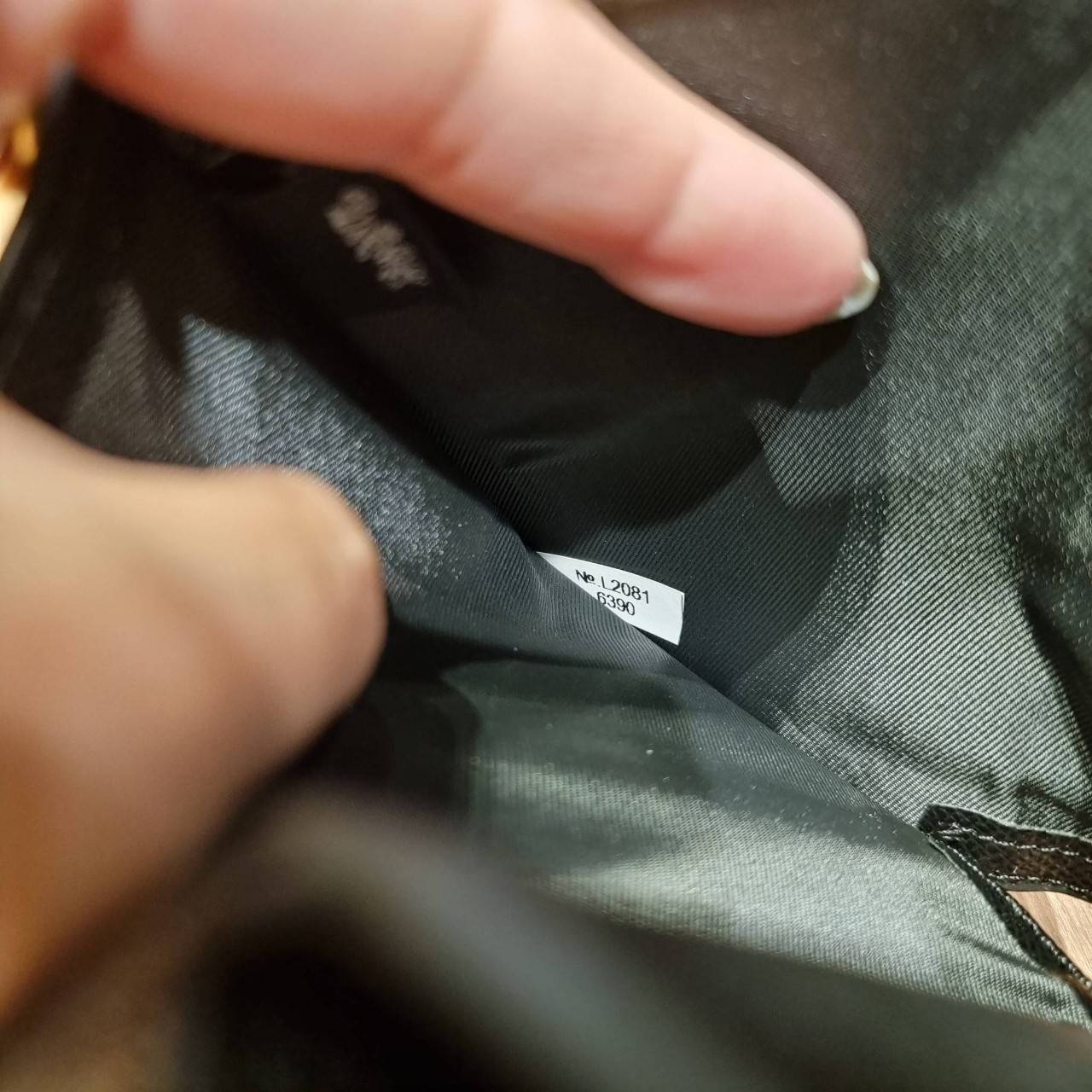 COACH 6390 MEDIUM CORNER ZIP WALLET เดอะเบสท์รุ่นที่สาวๆตามหา!! ดีไซน์ใหม่ สวยสะกด!! กระเป๋าสตางค์ใบกลาง สีคลาสสิค เรียบแต่แฝงความหรู บอกเลยว่ามันละมุนมาก!! ด้วยวัสดุหนัง crossgrain ที่ดูแลรักษาง่าย และยังดูผู้ดี ถือใช้แล้วขับผิวทุกสี ภายในมีช่องใส่บัตรแล