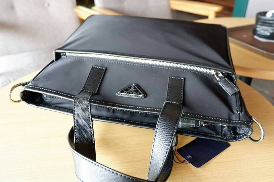 Prada tote bag เอาใจหนุ่มๆ สำหรับ messenger bag เป็นผ้าไนล่อนนาโน ตัวกระเป๋าขนาดกำลังดี สีดำสวยมาก สะพายไปทำงาน หรือเรียน เท่ห์ และคลาสสิคสุดๆ ค่ะ ✔น้ำหนักเบา จุของคุ้ม สายยาว ปรับได้ free size ✔สามารถสะพาย crossbody ได้ ใบนี้ห้ามพลาดเลย