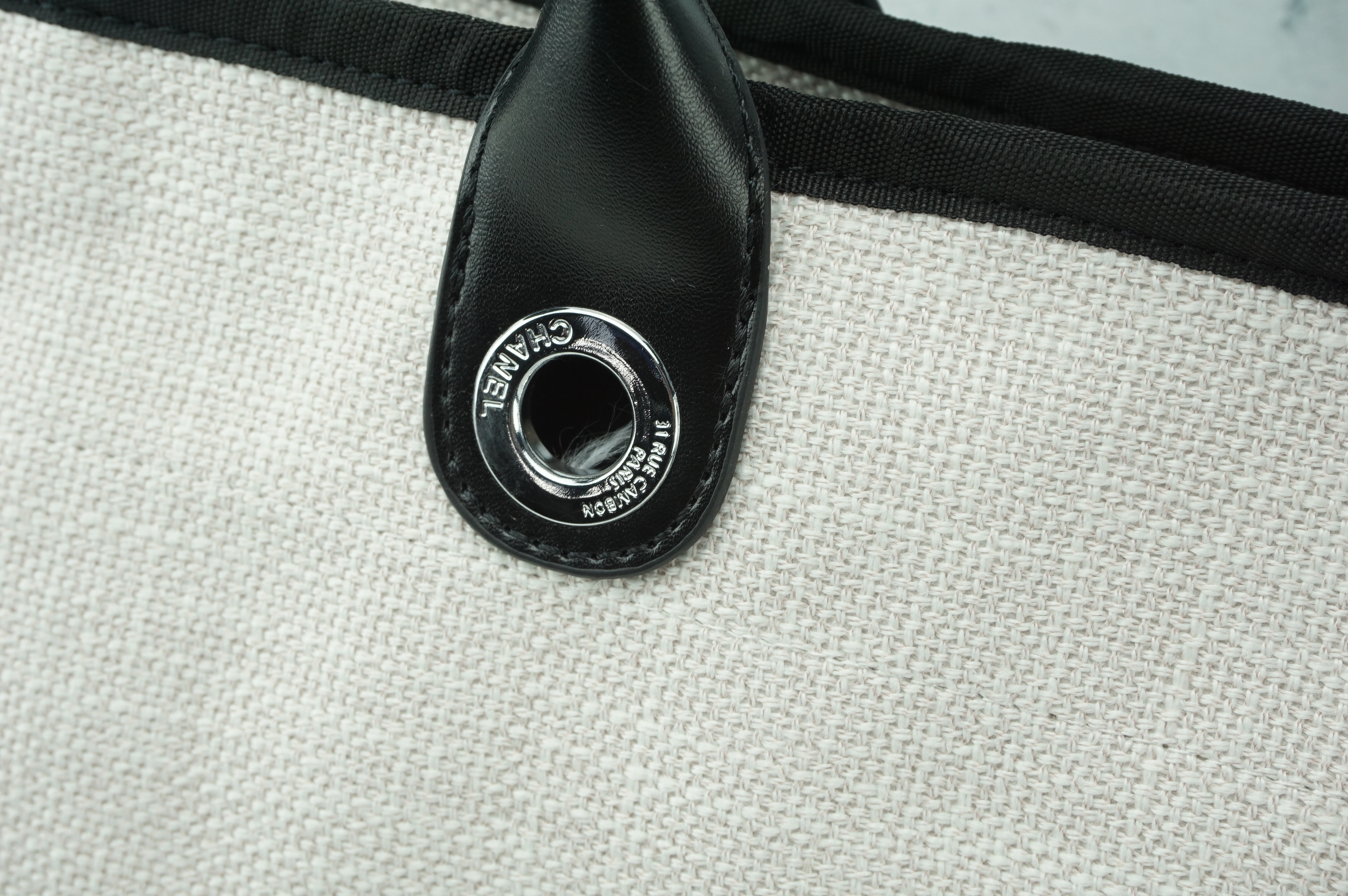 Chanel Tote canvas premium gift จากแบรนด์ Chanel กระเป๋าสะพาย Chanel Tote canvas โลโก้ปัก กระเป๋า ทรง Tote ผ้า canvas เนื้อหนาอย่างดี มีซับใน ด้านหน้าปักโลโก้แบรนด์หรู **จุดเด่นที่ หูจับมี 2 แบบคือ แบบสายหนัง และ โซ่ สามารถ สะพายไหล่ได้คะ ใบใหญุจุของคุ้ม