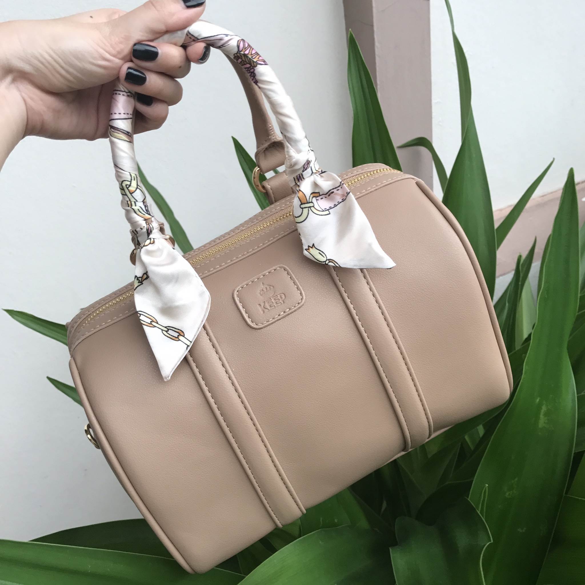 รุ่นขายดี สีใหม่ สวยหรู เวอร์วังมากคะ มาพร้อม ผ้าพันกระเป๋าเข้า set 😘🙏🏻 👜ดีเทลกระเป๋า 🌵สินค้าขายดี ขนาด มินิ สวยมากคะ >> รุ่น KEEP leather Pillow bag สวย น่ารัก ขนาดตอบทุกโจทย์การใช้งาน เห็นแล้ว **หลงรักเลยคะ 