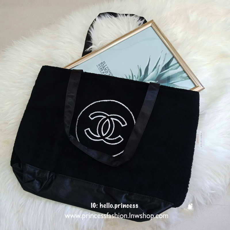 New Arrival !! CHANEL TOTE BAG กระเป๋าทรง SHOPPING BAG ใบใหญ่ ขนนิ้มนิ่ม จากงานพรีเมี่ยมกิ้ฟ ของแถมจากน้ำหอม จากแบรนด์ CHANEL เนื้อกระเป๋าทำจากขนเทียม ผิวสัมผัสฟูนิ่ม ตกแต่งด้วยผ้าไนลอนด้านท้ายวางได้กันน้ำ!! ปักโลโก้แบรนด์ ด้านในเปิดปิดด้วยกระดุม บุผ้าซับ