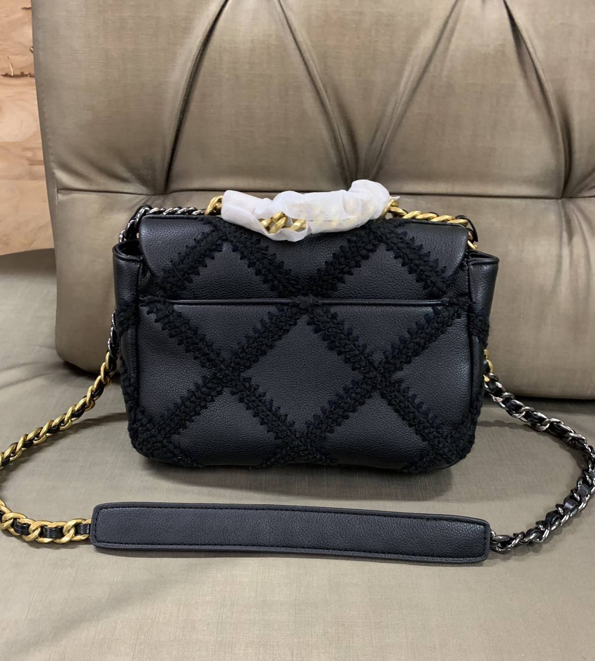 CHANEL 19 Large Stitch Bag VIP GIFT WITH PURCHASE (GWP) พรีเมี่ยมกิ้ฟ Limited Edition จาก Chanel DUTY FREE COUNTER กระเป๋าสะพายทรงคลาสสิค ตกแต่งด้วยการเย็บตะเข็บขนาดใหญ่ วัสดุหนังแท้(calfskin)ผสมผ้าทวีด หนังนิ่มมาก เงาขึ้นรูปสวยค่ะ ดีไซต์สายสะพายโซ่สองสีส