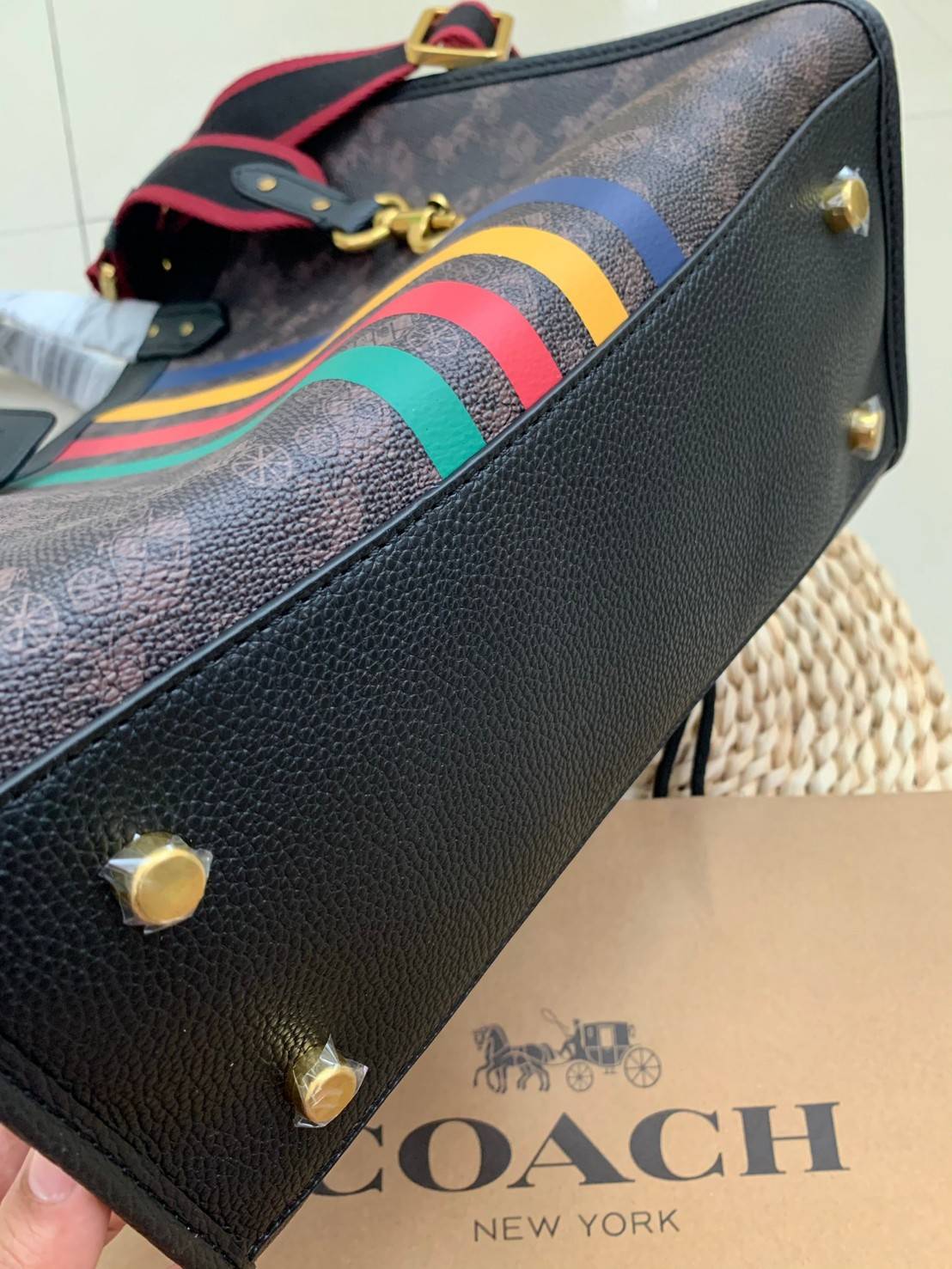ของแท้ 💯% Limited Edition HBC🌈 Coach field 30 tote shoulderbag handbag ((2791)) พร้อมส่งที่ไทย! กระเป๋าทรงTote หนังแท้อย่างดี นิ่มมือค่ะ 🔺จุดเด่นคือตัวกระเป๋าปริ้นท์ลายรถม้าทั้งใบ+แทบสีตรงกลางตัดกับกระเป๋าได้สวยงามมากๆค่ะ
