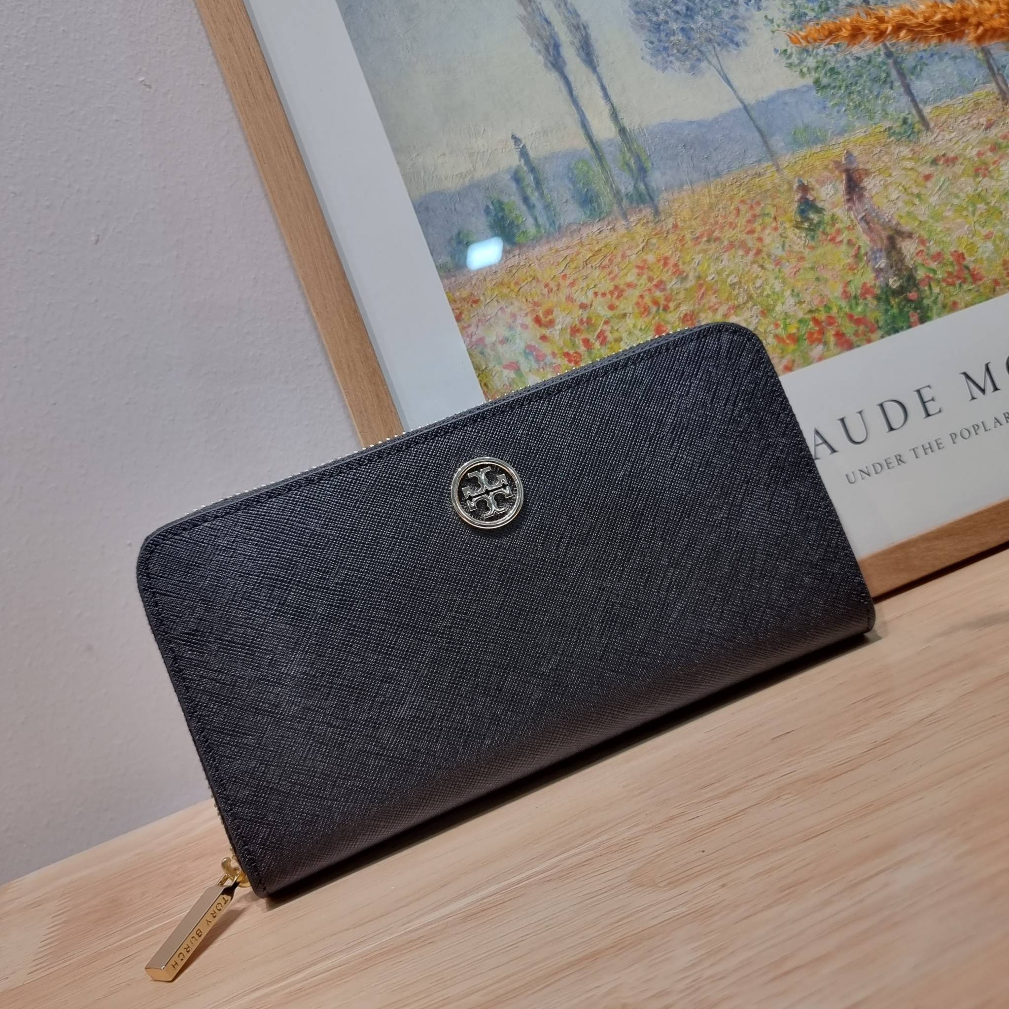 TORY BURCH ROBINSON MULTI GUSSET ZIP CONTINENTAL WALLET รุ่นหายาก พร้อมสีน่ารักน่าใช้ ต้อนรับเดือนแห่งความรัก!! กับกระเป๋าสตางค์ใบยาว ขนาดกำลังพอเหมาะ ดีไซน์เรียบหรู