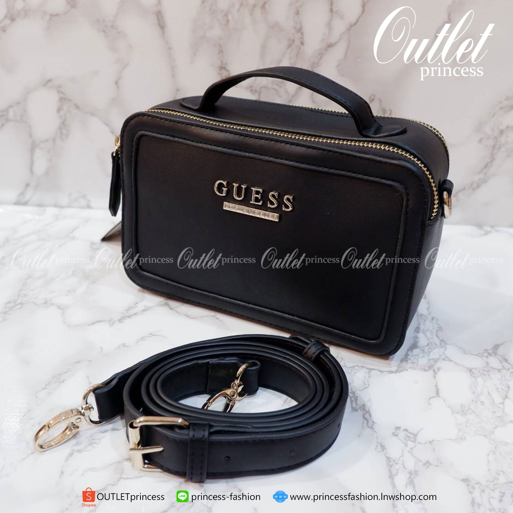 GUESS กระเป๋าหูหิ้วสะพายข้าง ทรงกล่องมีหูจับถนัดมือ มี2ช่องกระเป๋า ด้านหน้าติดโลโก้แบรนด์สีทอง