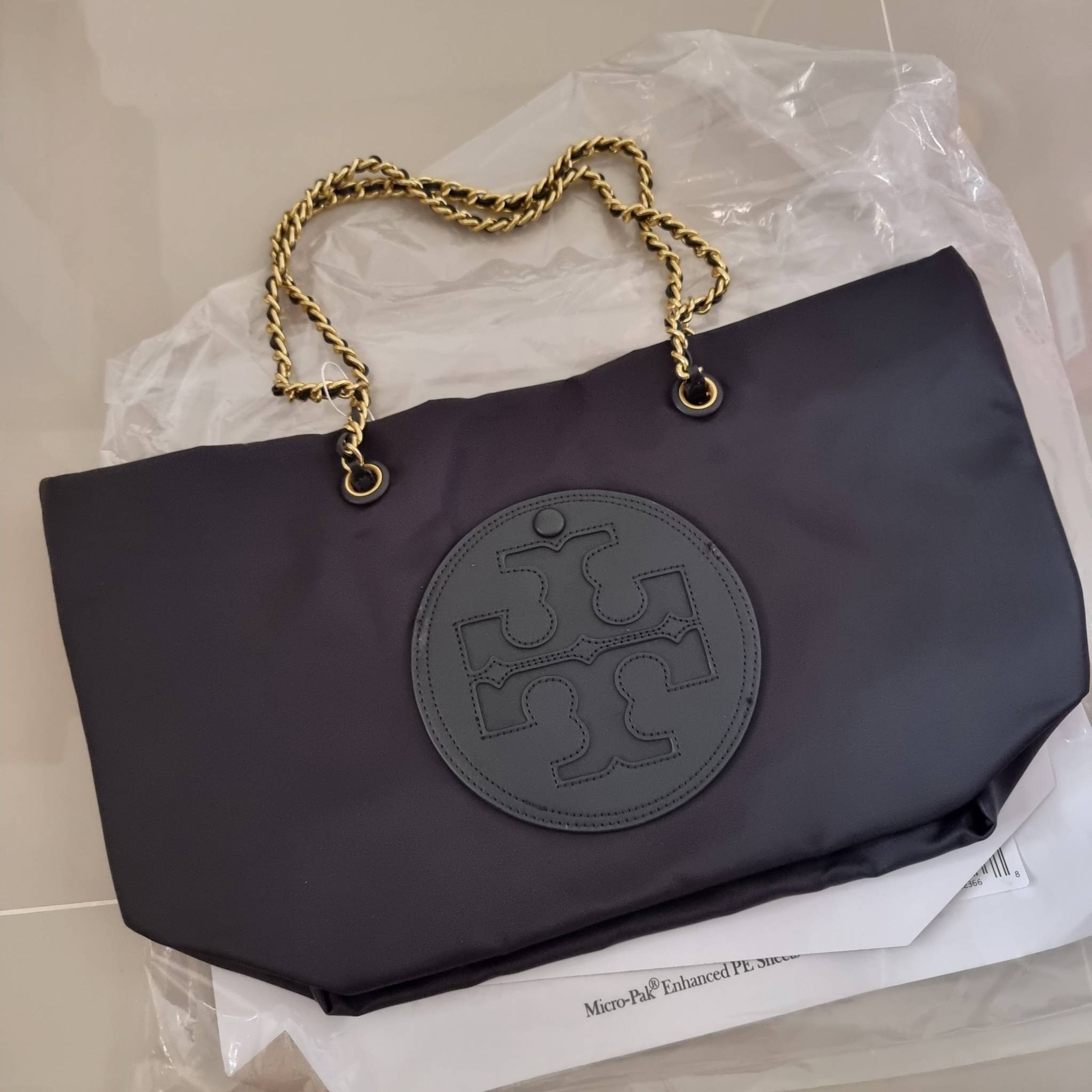 TORY BURCH Ella Chain Tote Bag / TORY TOTE NYLON BAG พร้อมส่ง 4 สี กระเป๋าสะพายทรงโท้ทใบใหญ่ จุของไปเลยแน่นๆ รูปทรงคลาสสิคชวนใช้ โดดเด่นด้วย patch โลโก้ แนะนำรีบสั่งใช้ไปสวยก่อนใครได้เลยน้า