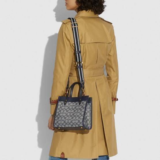 ใบนี้ ช่วยให้ชีวิตง่ายขึ้นเยอะเลย🌈🌺>>COACH FIELD TOTE 22 IN SIGNATURE JACQUARD(COACH C3865) 🍁กระเป๋าถือ สะพาย รุ่น Unisex ใช้ได้ทุกเพศวัย ขนาดเหมาะต่อการใช้งานในแต่ละวันมากๆ //วัสดุ jacquard ลาย signature ตกแต่งดีเทลด้วยหนังแ